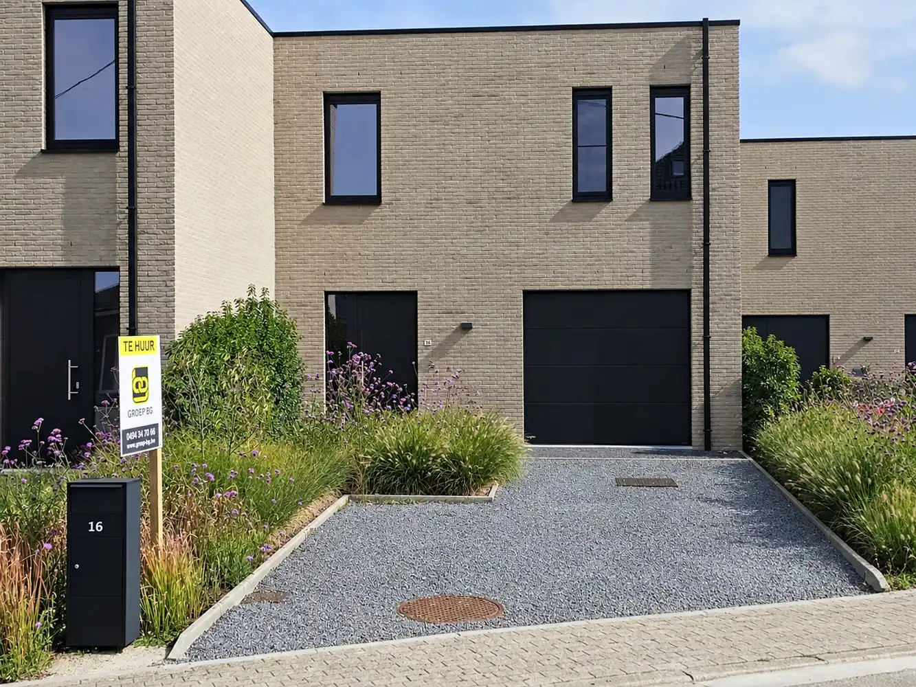 Recente woning met inpandige garage, terras en kleine tuin foto 2