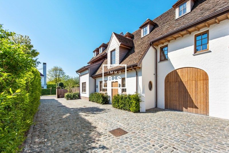 Exclusieve instapklare villa in het Zoute met zonnige tuin foto 3