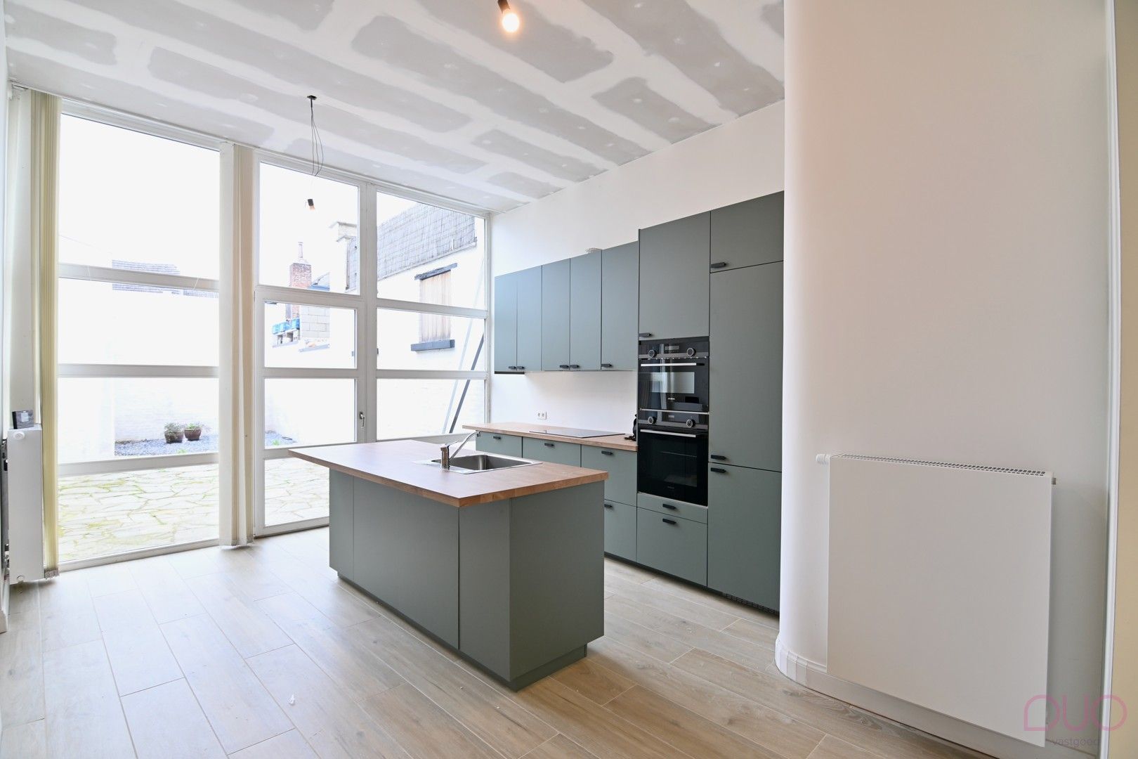 Instapklare herenwoning in het hartje van Sint-Truiden met 6 slaapkamers foto 3