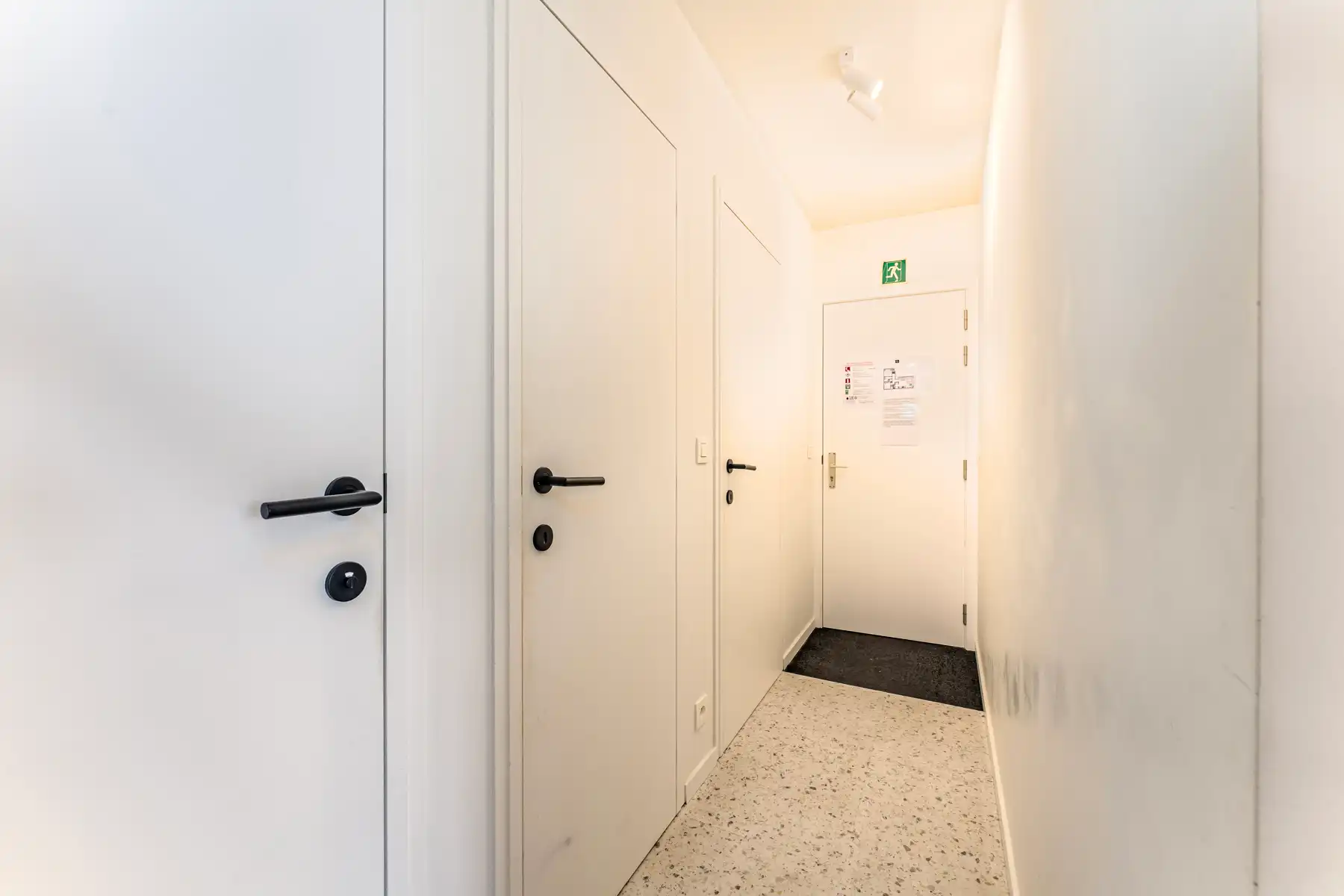 Stijlvol gerenoveerd appartement met zijdelings zeezicht foto 10