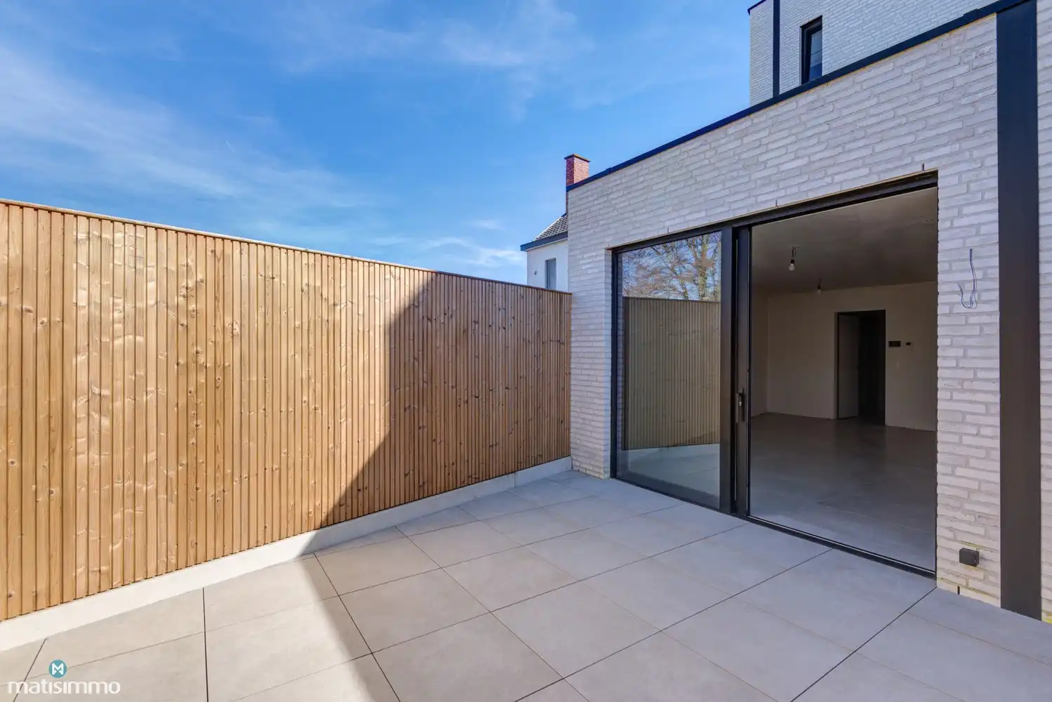 INSTAPKLAAR NIEUWBOUW GELIJKVLOERSAPPARTEMENT MET RUIM TERRAS, BUITENBERGING EN CARPORT IN HET HARTJE VAN HOESELT foto 17