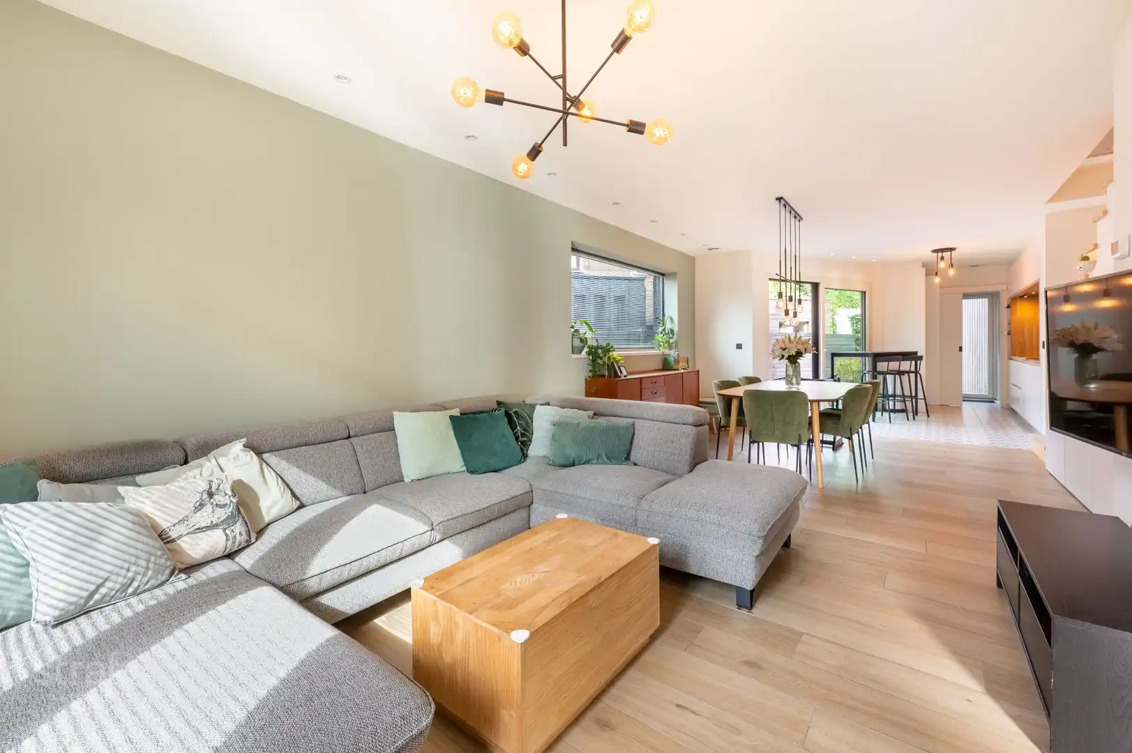 Bijna-nieuwbouwwoning met 4 slpks in hartje Zwijndrecht foto 4