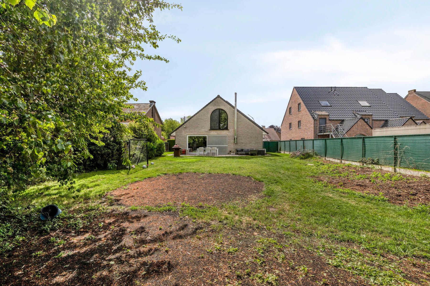 Open bebouwing met 3 slpkmrs, zonnepanelen en praktijkruimte foto 26