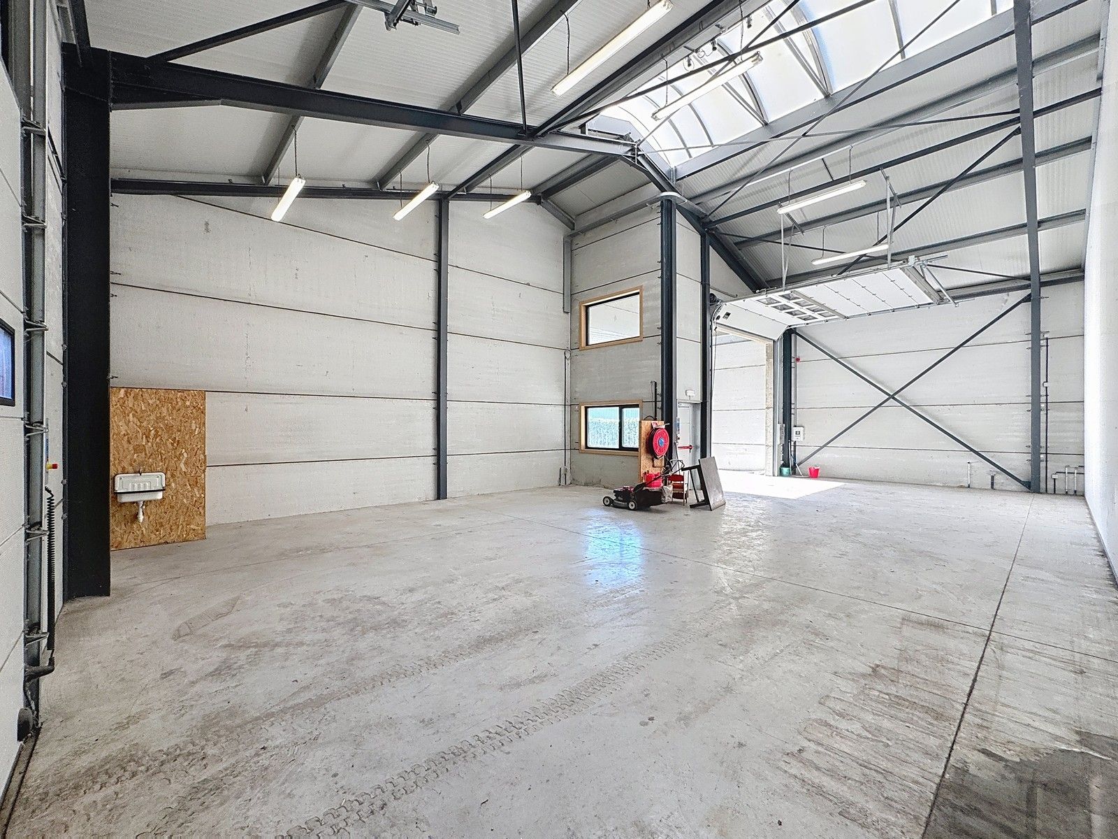 Instapklaar BEDRIJFSPAND, bestaande uit MAGAZIJNEN met geïntegreerde KANTOREN en ruim APPARTEMENT met terras op verdieping! Op industriezone "Waggelwater"! foto 19