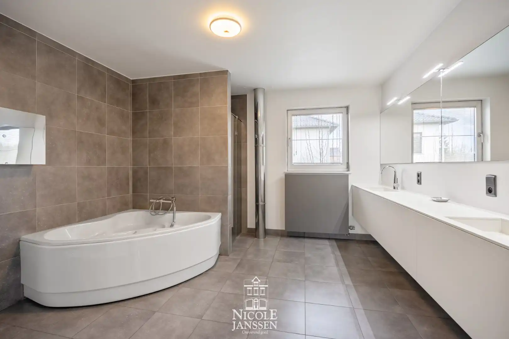 Zeer moderne en luchtige woning  foto 22