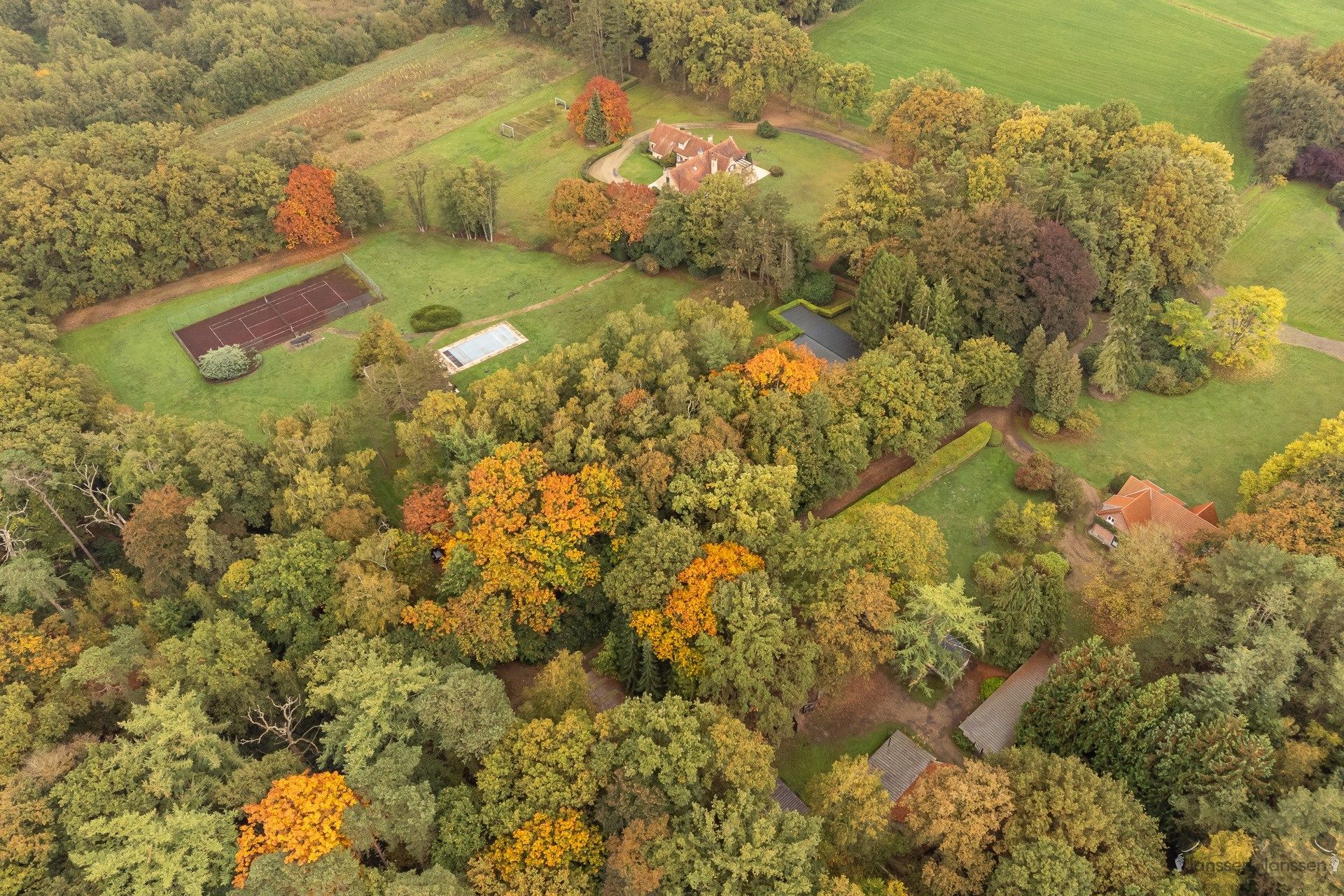 domein van ca.22 ha met 2 woningen foto 3