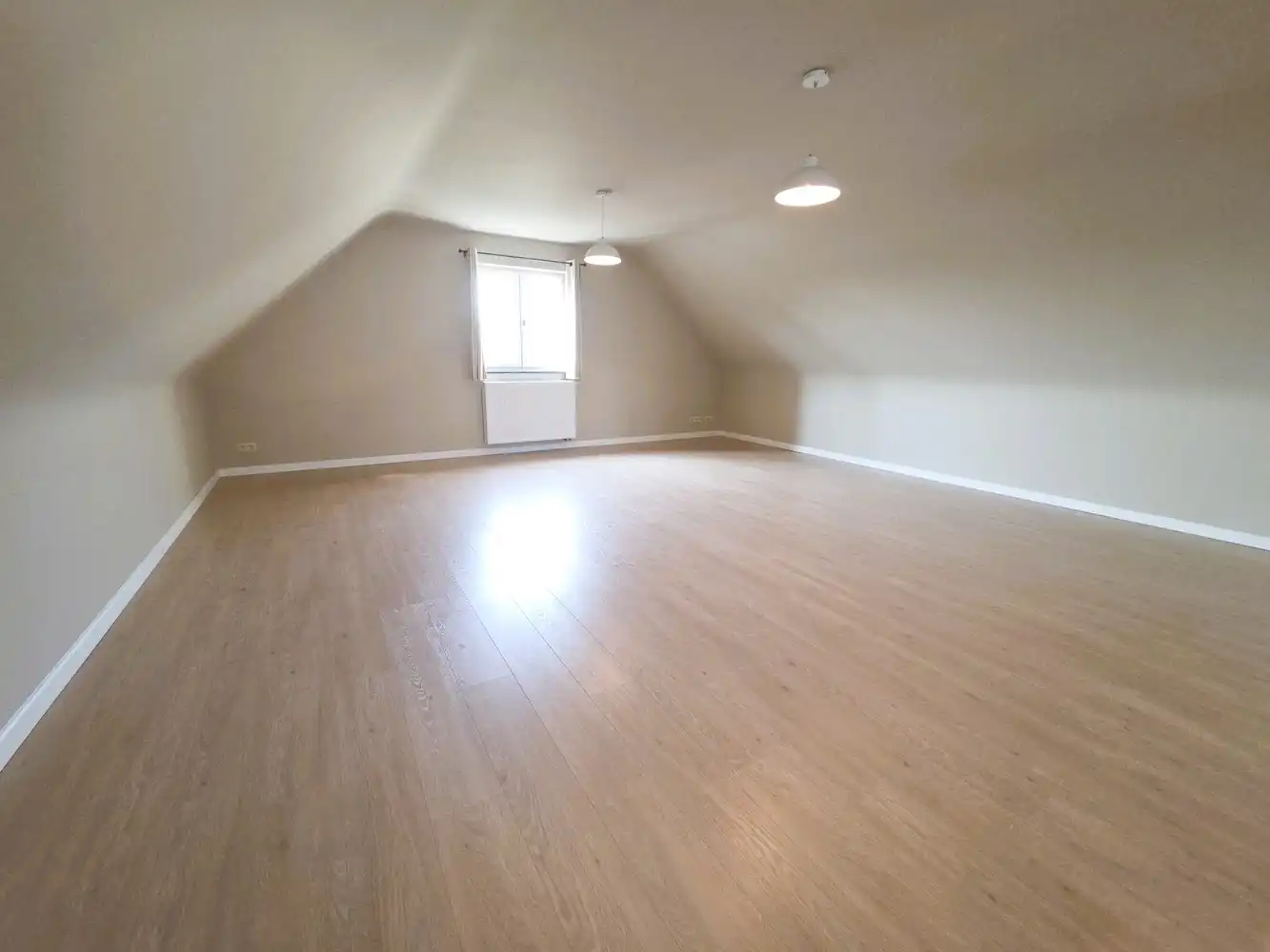 Prachtige villa woning, 5 slaapkamers, 2 badkamers in een zeer rustige straat gelegen foto 17