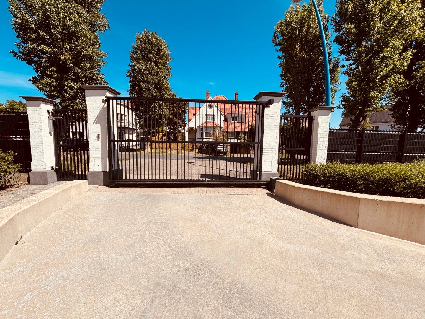 GARAGEBOX met sectionale poort in domein 'Koningshof' foto {{pictureIndex}}