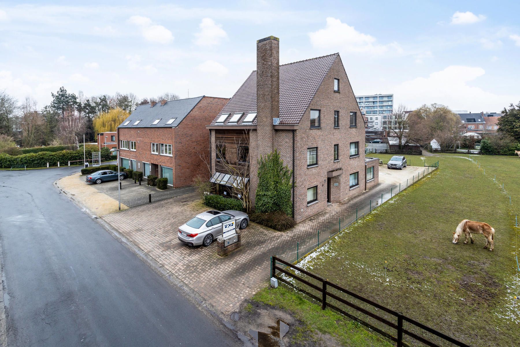 Opbrengsteigendom met handelsruimte en 2 appartementen foto 1