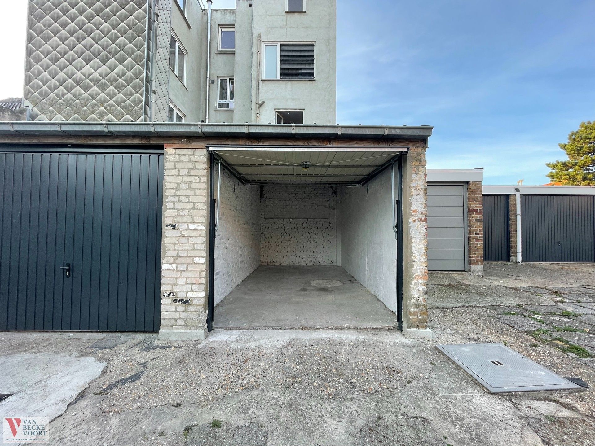 Garagebox in residentiële woonwijk Mariakerke foto {{pictureIndex}}