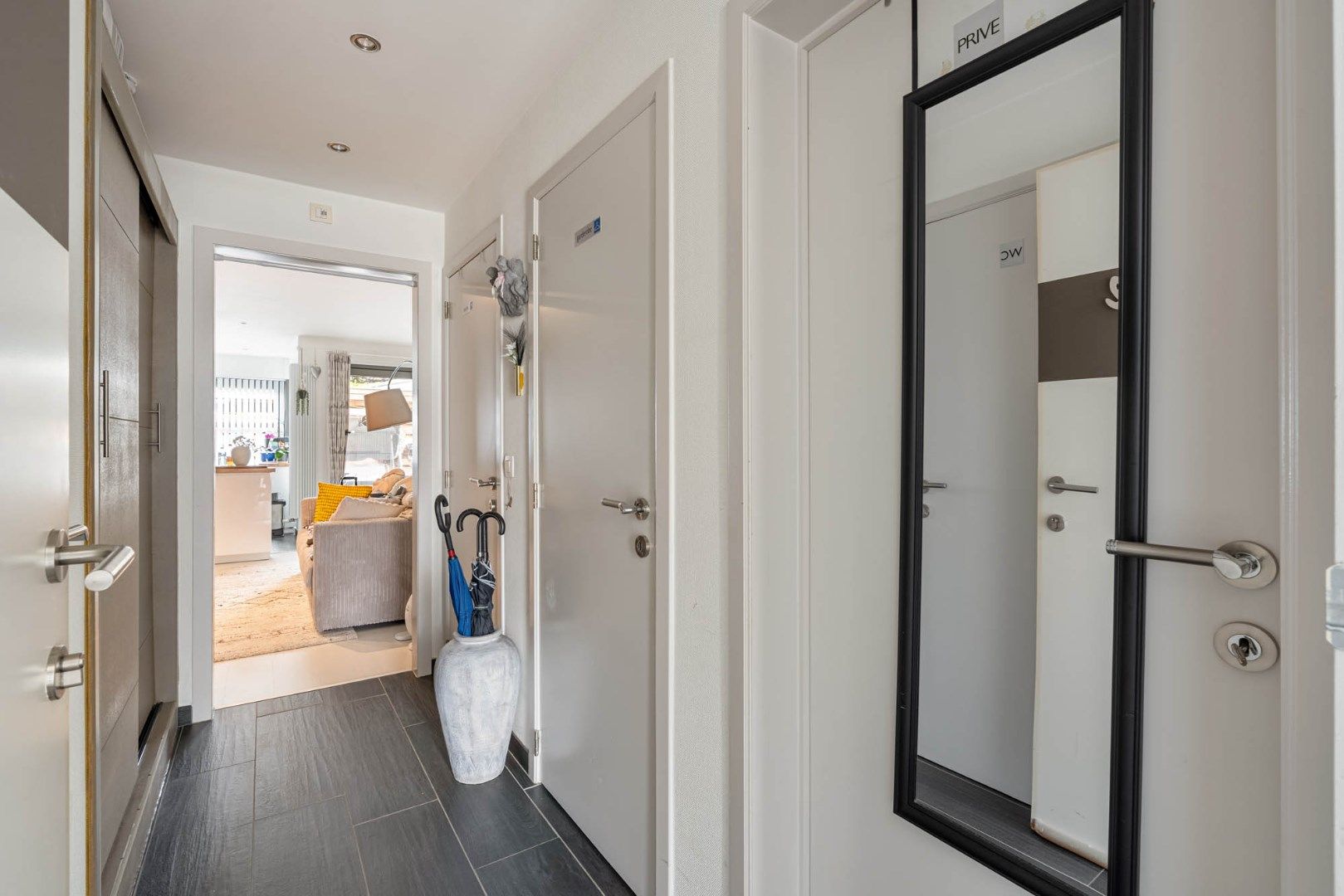 Investeringspand : gelijkvloers appartement vlakbij centrum met fraai terras en autostandplaats foto 4