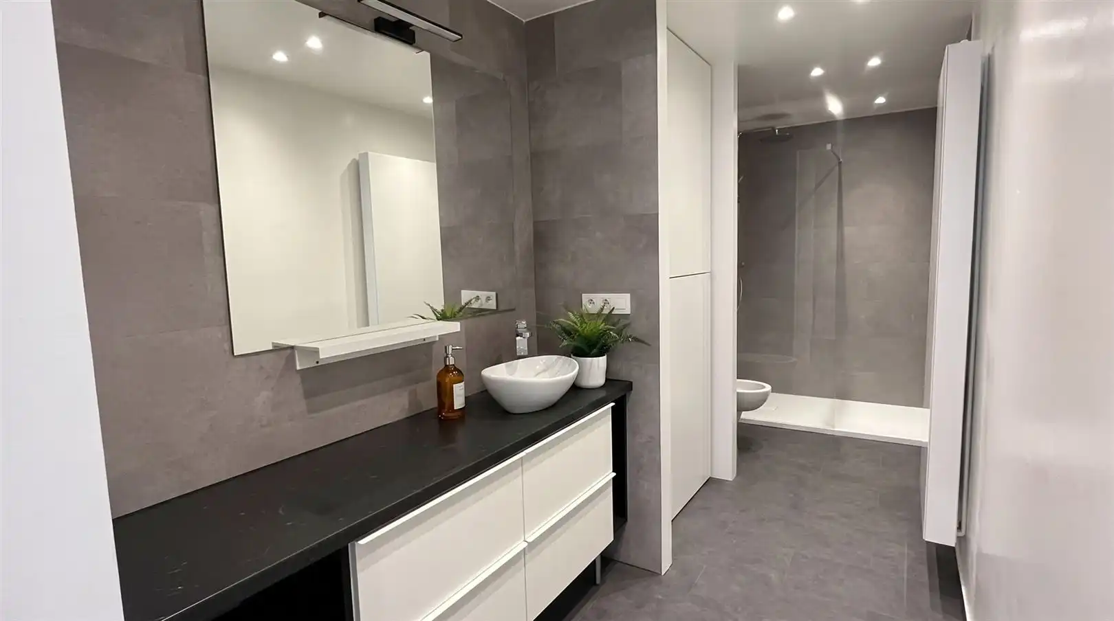 Gloednieuw gerenoveerd appartement met 2 suites  foto 11