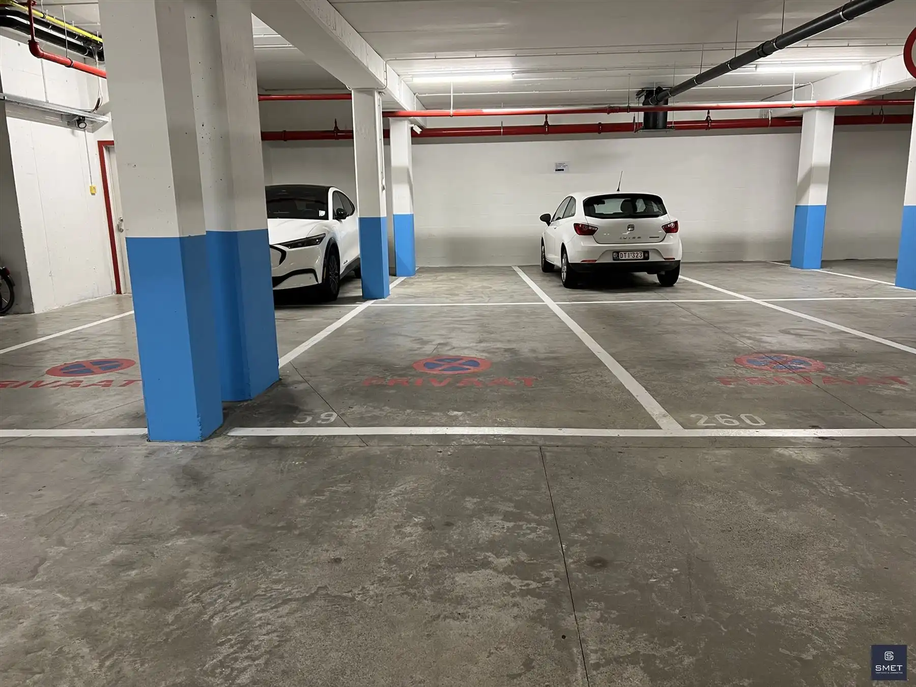 Dubbele Overdekte  Autostaanplaats  foto 3