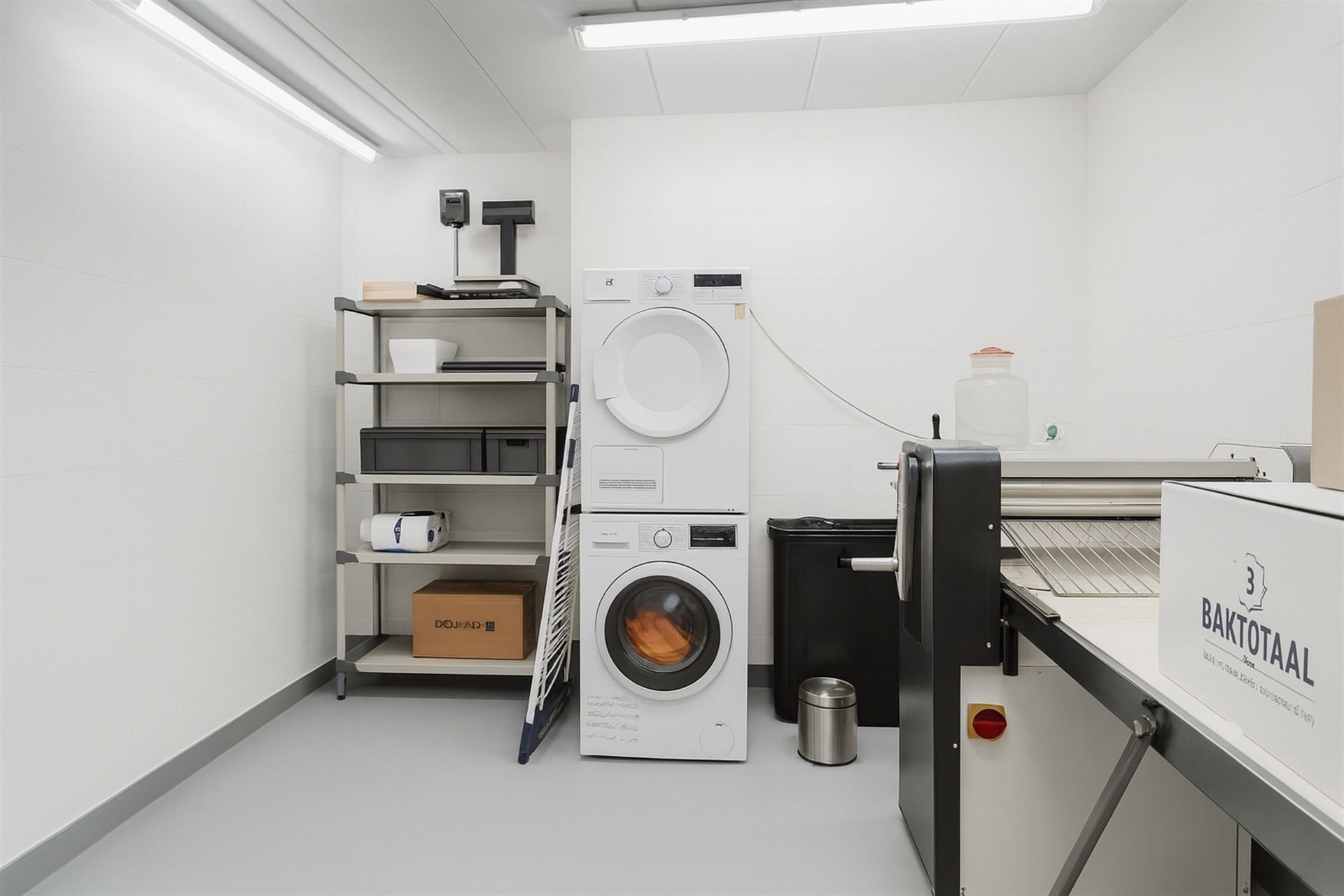 Instapklaar handelspand nabij station, burelen en stadscentrum. foto 9