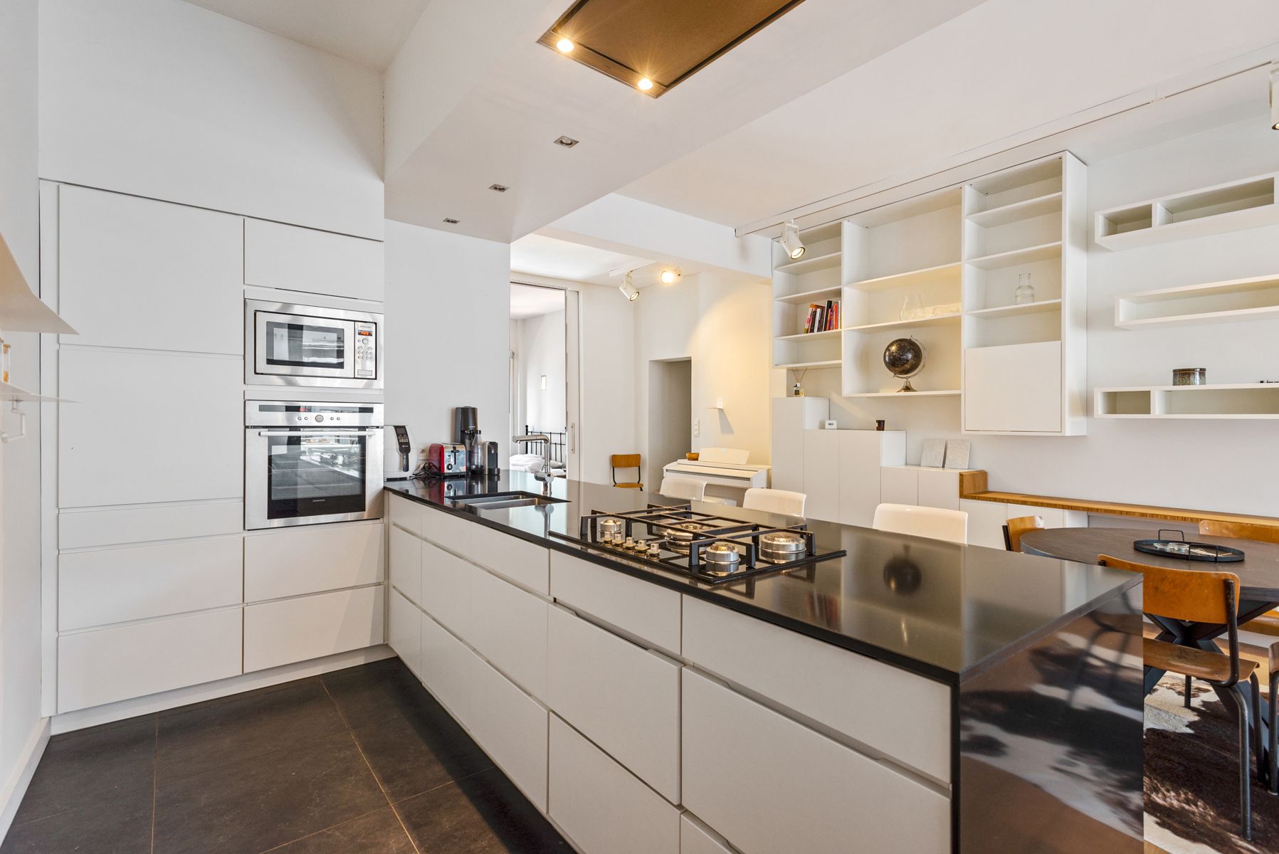 Stijlvol appartement met 30 m² terras en veel berging foto 4