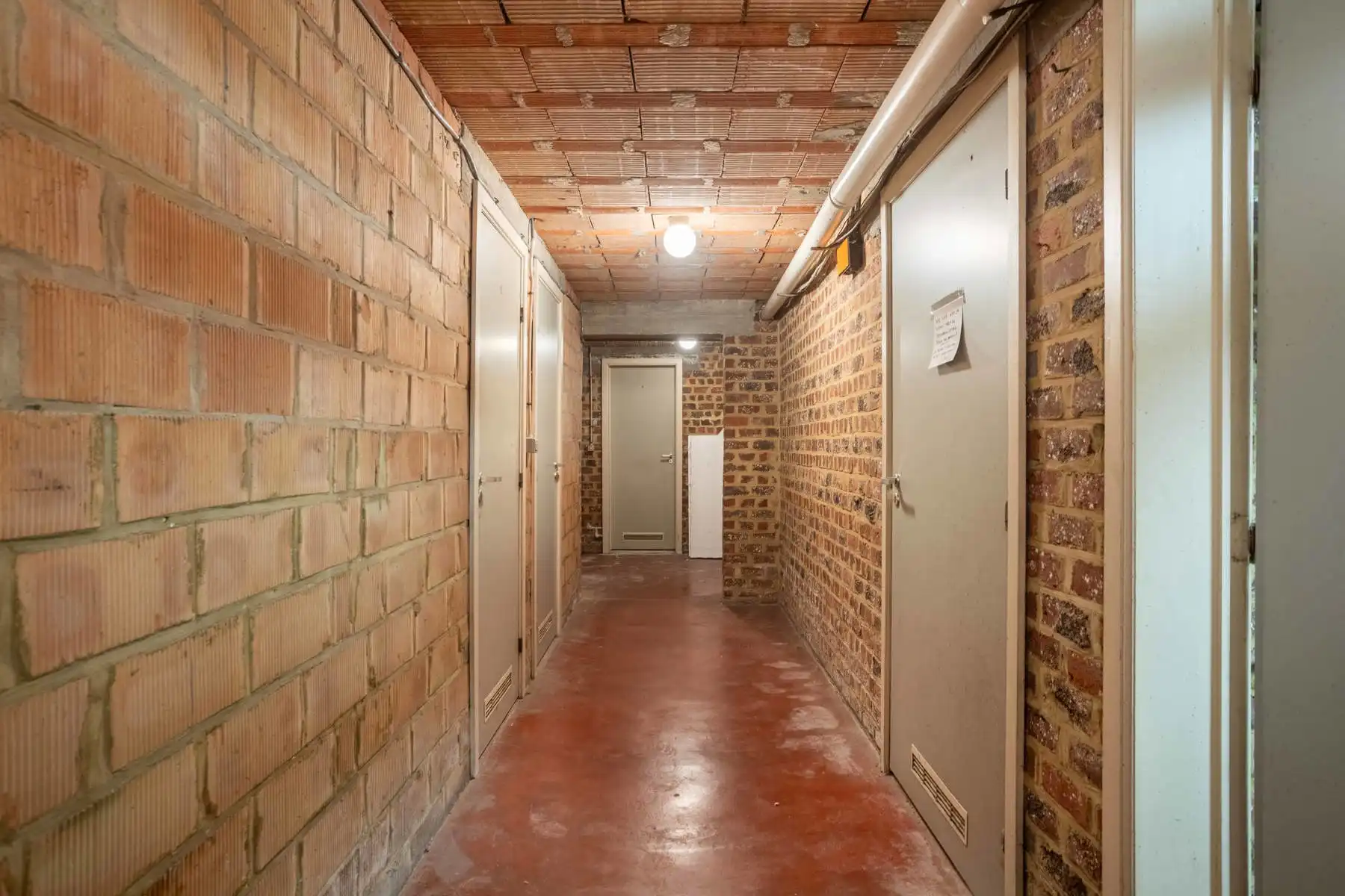 Opbrengsteigendom bestaande uit 7 appartementen en 20 garages! Toprendement met basisakte! foto 6