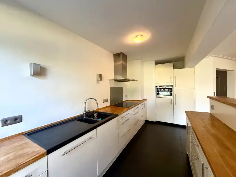 NIEUW GESCHILDERD APPARTEMENT MET DRIE SLAAPKAMERS EN GARAGE foto 5