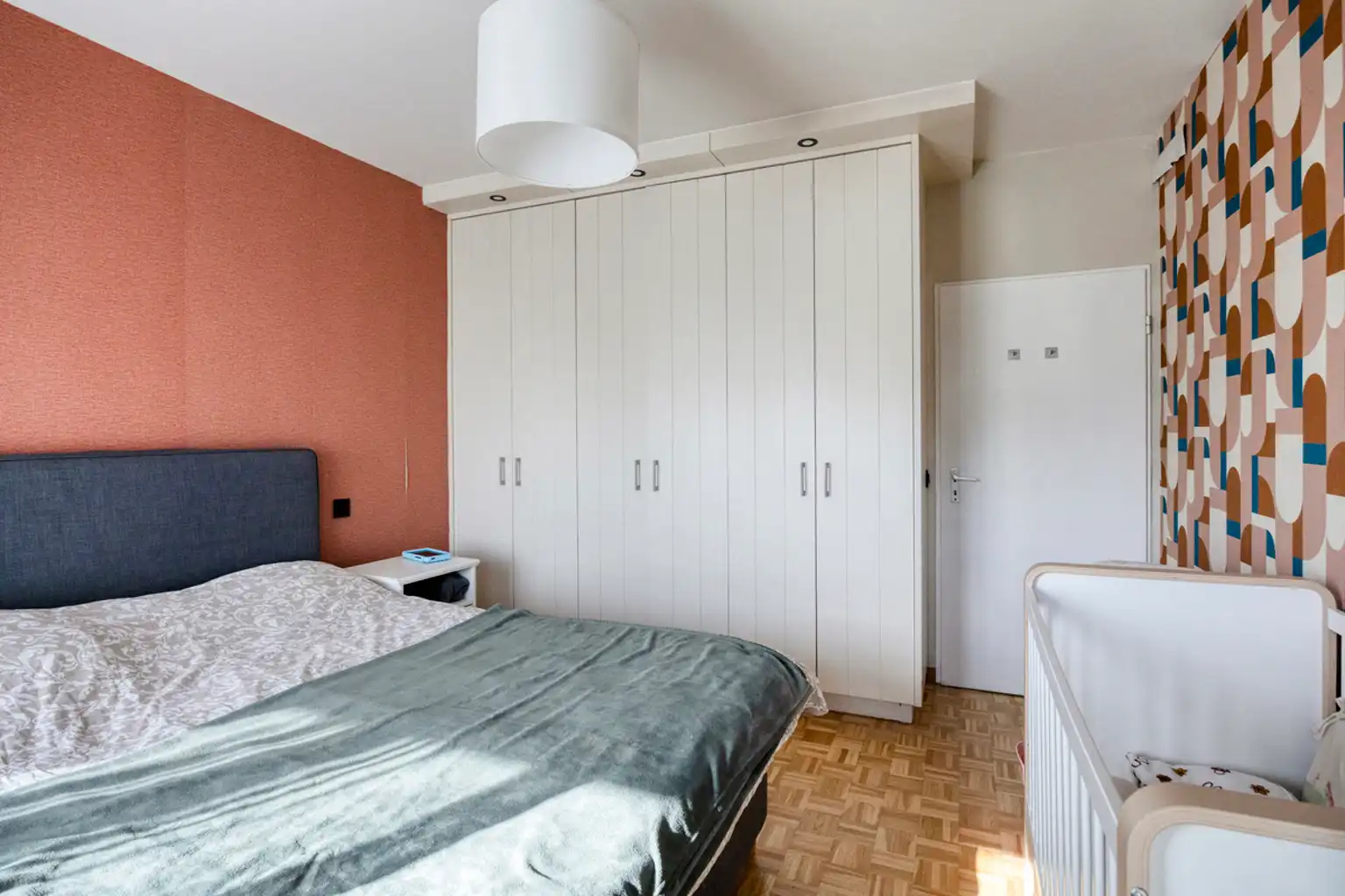 Gerenoveerd appartement met twee slaapkamers en parking foto 11