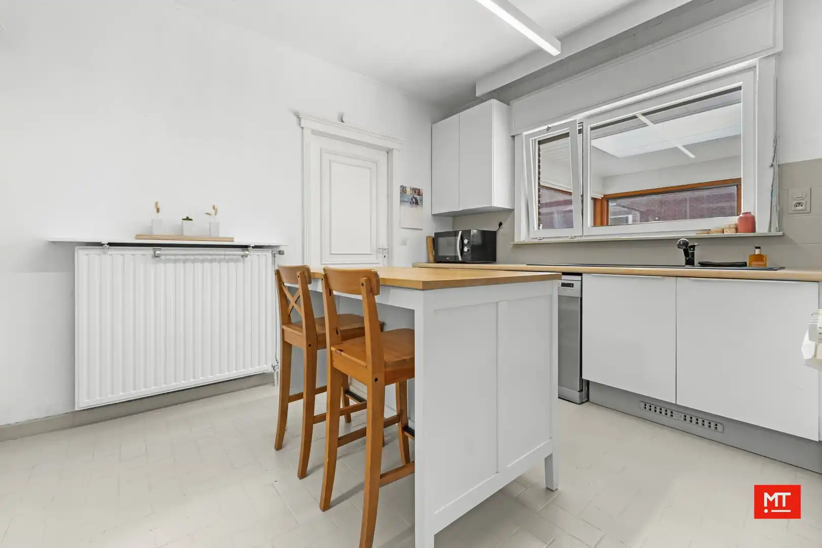 Op te frissen alleenstaande woning met 2 slaapkamers, tuin, garage en carport in een rustige wijk te Dikkebus foto 4