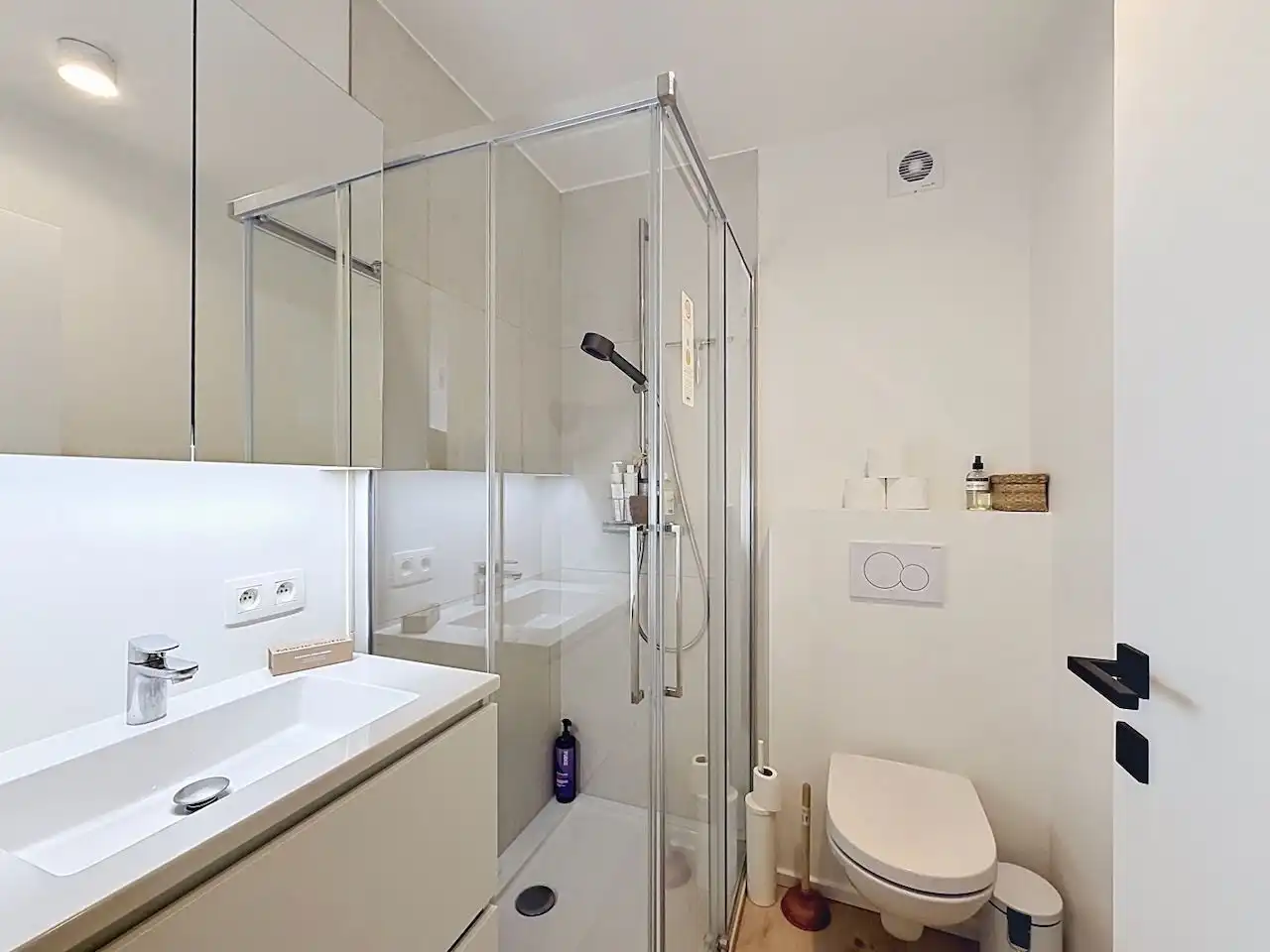 Compleet en smaakvol gerenoveerd één slaapkamer appartement met open zicht op de Graaf d'Ursellaan foto 11
