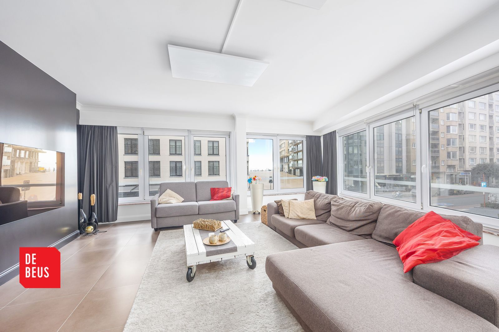 Fenomenaal gerenoveerd hoekappartement met 2 slpk pal aan het strand foto {{pictureIndex}}