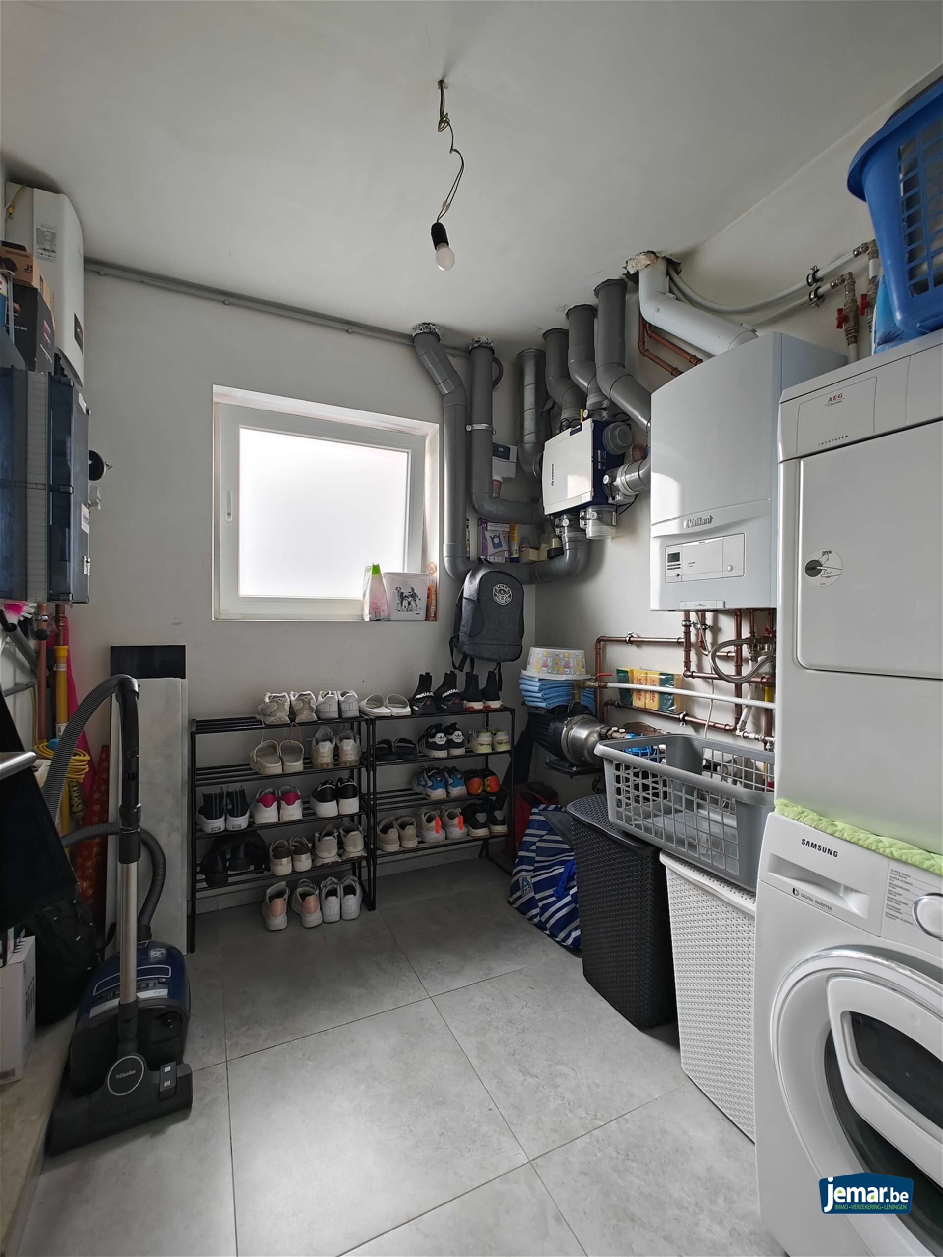 Woning met 5 slaapkamers, 2 badkamers en een grote garage foto 11