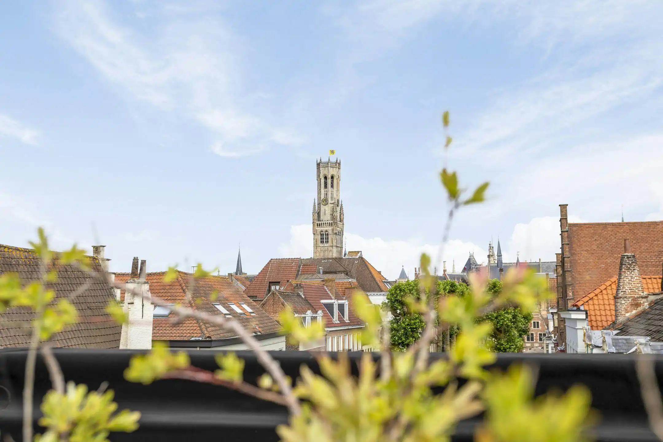 Ruim, lichtrijk appartement met twee slaapkamers te koop in Brugge foto 2