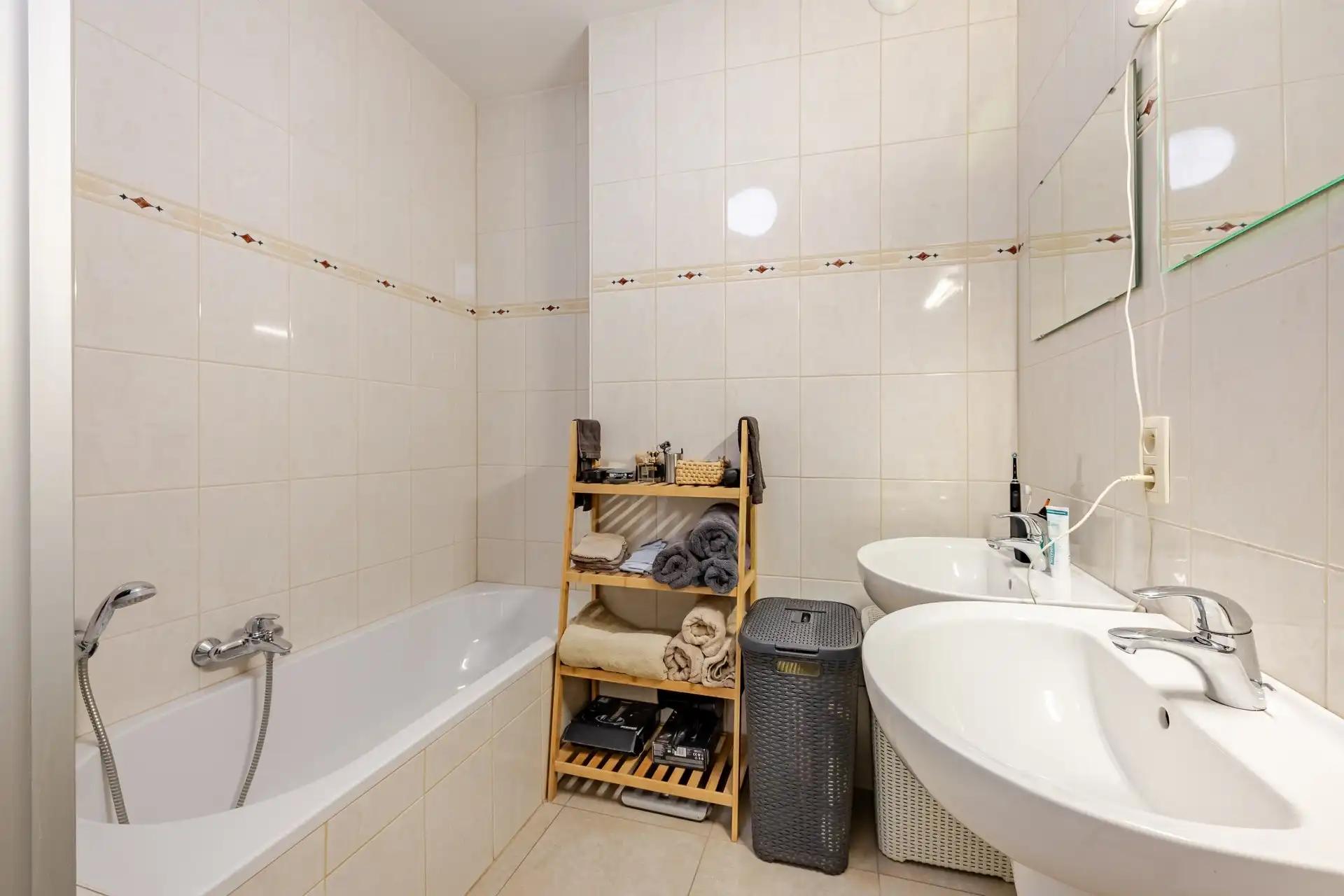 Instapklaar gelijkvloers appartement met 2 slaapkamers, ruim terras en ondergrondse staanplaats in hartje Aalst foto 15