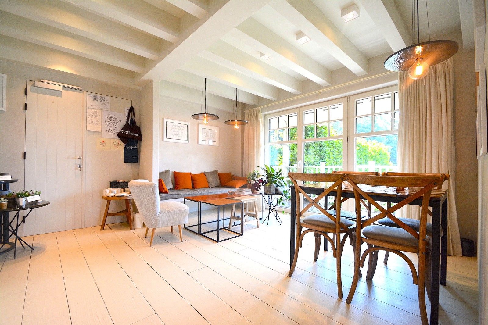 Recent (Bj. 2016) Mi CASA - HANDELSHUIS (538m2), voorzien van grote polyvalente ruimten (vrij beroep, toonzaal, horeca, B&B, ...), 5/6 slaapkamers, 4 badkamers, kelder (114m2), ... Op hoek- en zichtlocatie te Oostkamp. foto 2