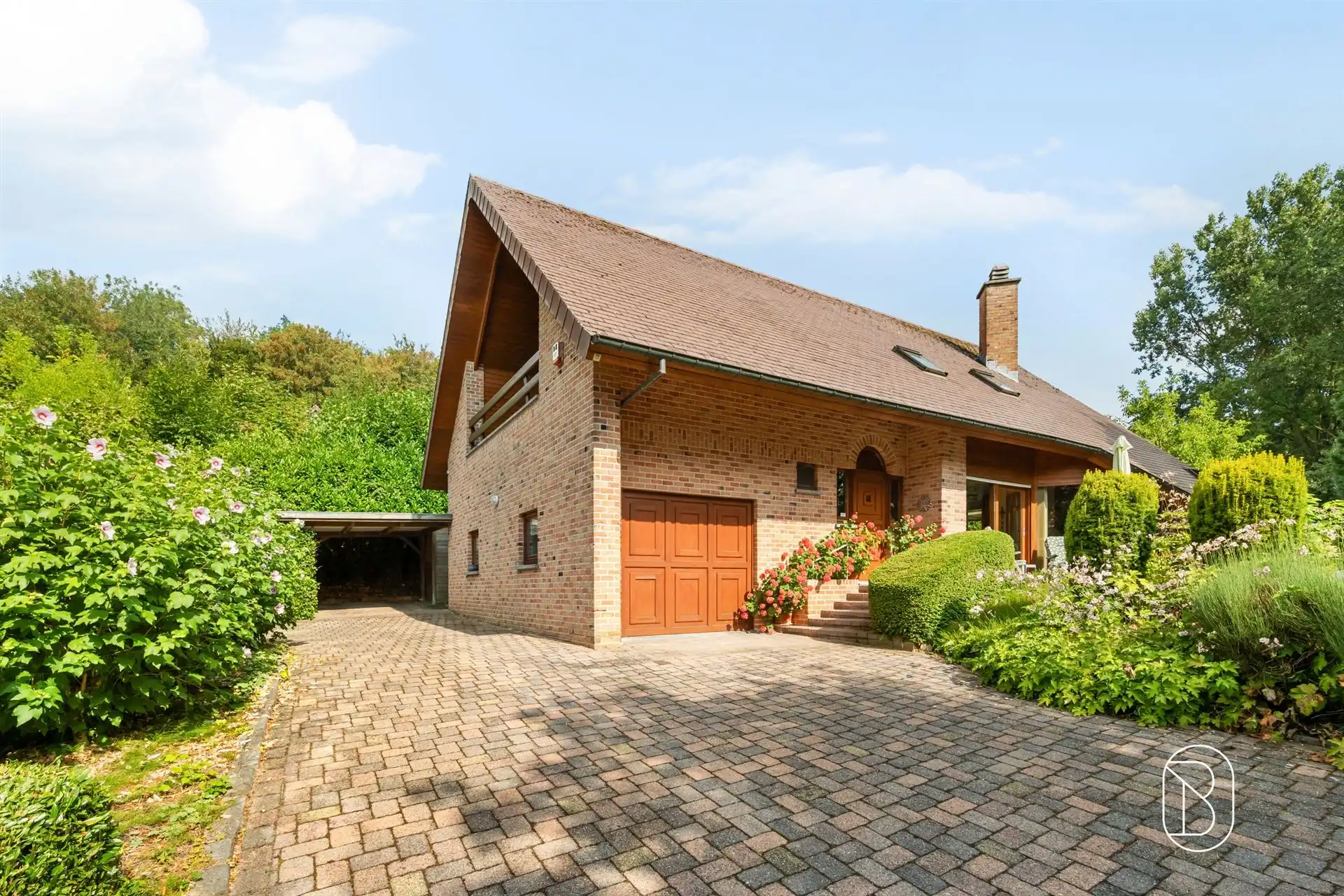 Karaktervolle villa met prachtige tuin op unieke ligging foto 2