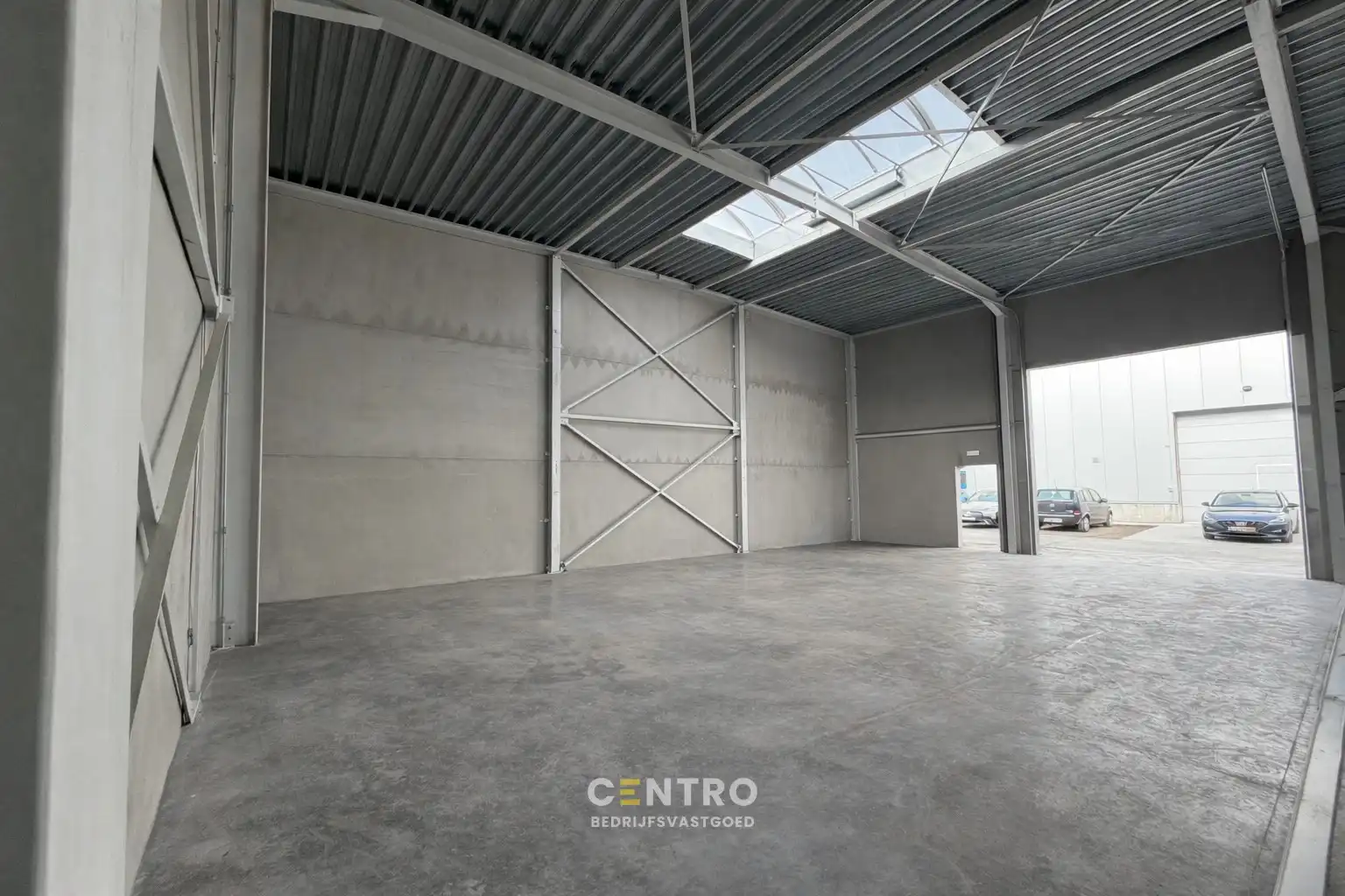 NB OPSLAGRUIMTE (158m²), met hoge sectionaalpoort en private parkeerplaats voor de deur. Op industriezone "Herdersbrug" te 8000 Brugge. foto 2