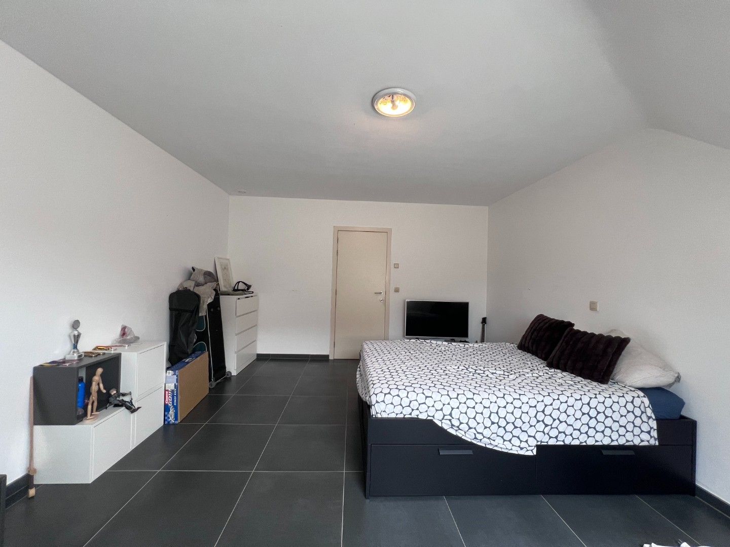 Ruim appartement met twee slaapkamers en terras te huur in Sint-Amandsberg foto 12