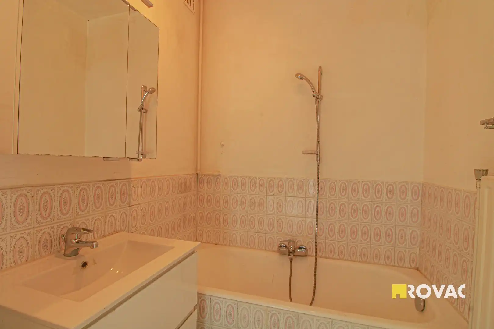 Deels te renoveren appartement met garage! foto 6