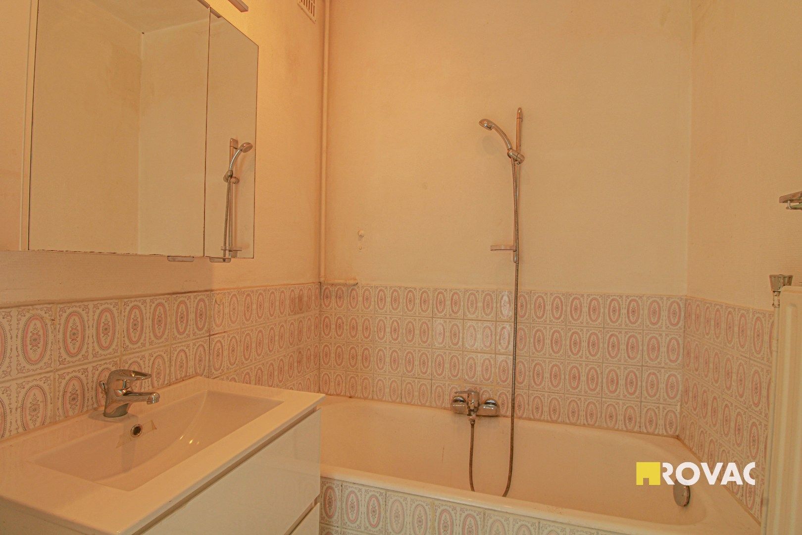 Deels te renoveren appartement met garage! foto 6