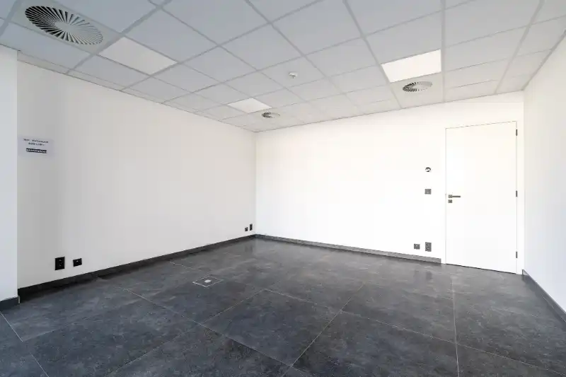 Moderne bedrijfsruimte met kantoren, showroom en loods in Bellegem (bedrijventerrein Emdeka) foto 8