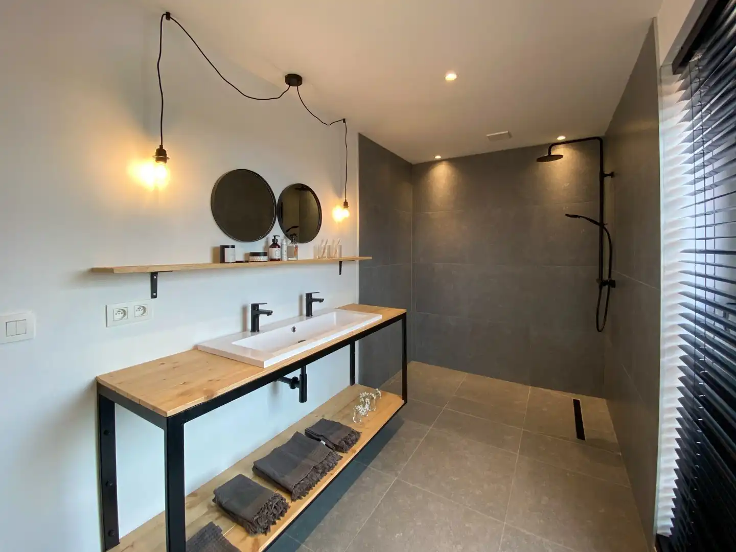 Recente woning met 3 slaapkamers, ruime oprit en tuin foto 16