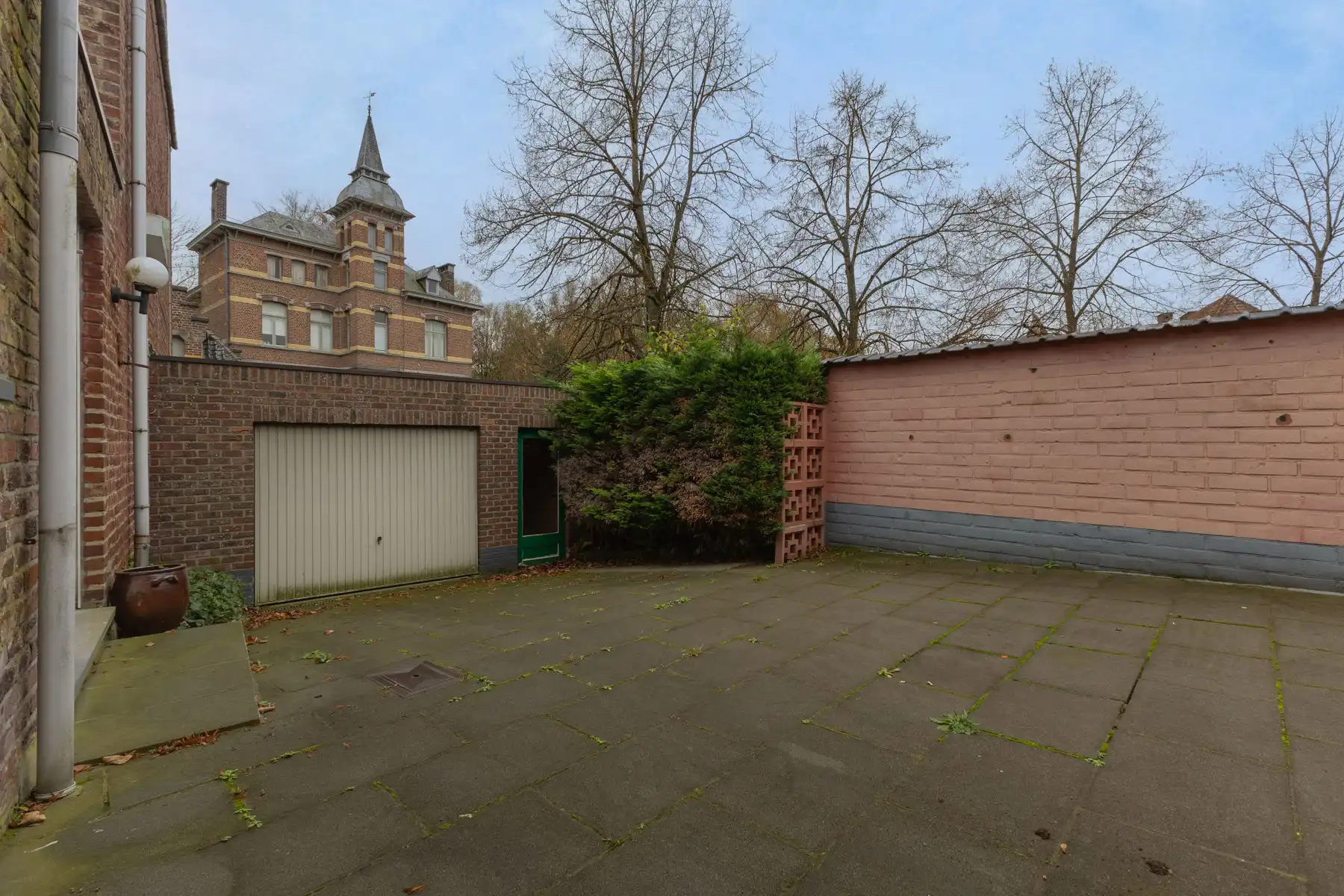 Te renoveren woning met 3 slaapkamers en garage foto 2