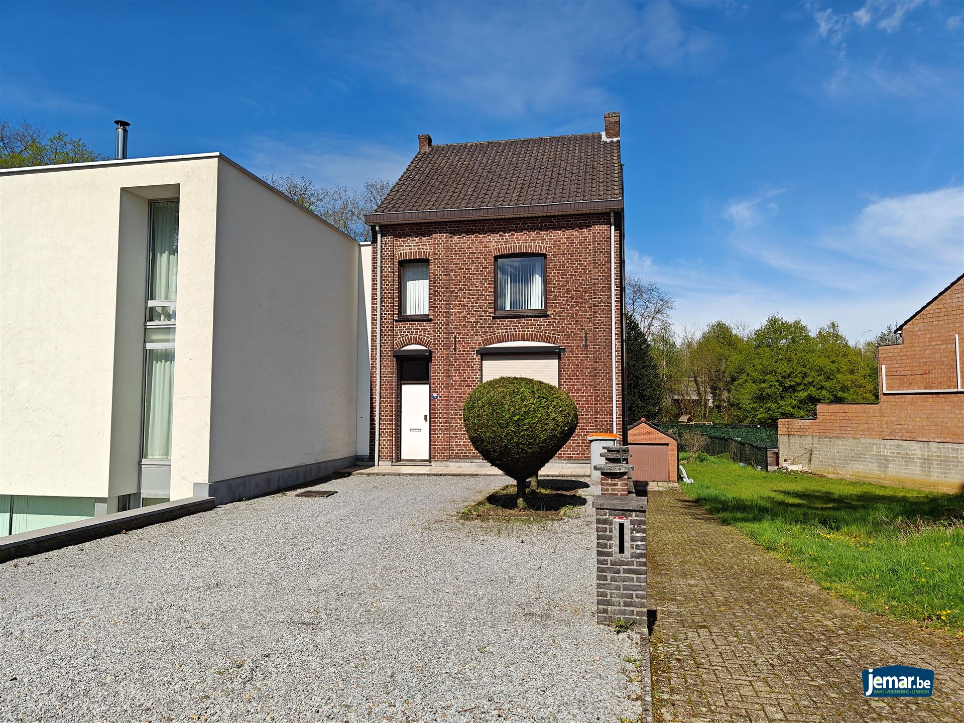 Hoofdfoto van de publicatie: Ruime te renoveren woning met tuin, garages en eindeloos potentieel in Maasmechelen.