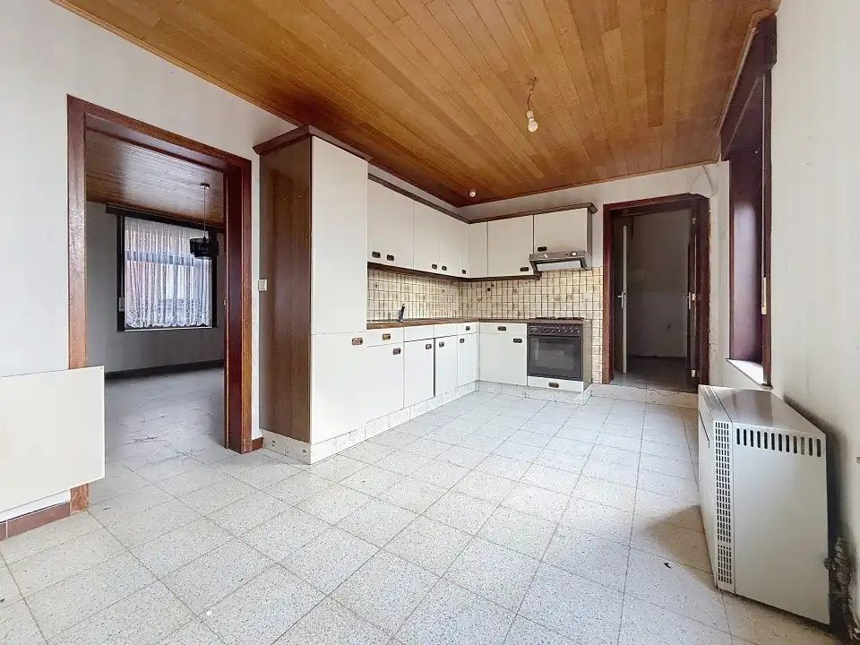 Te renoveren woning met garage op 354m² op Stadenberg foto 4