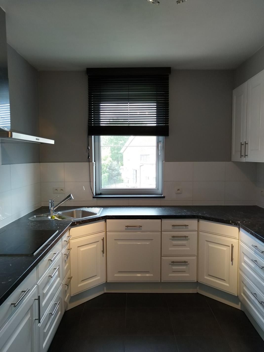 een ruim en deels bemeubeld duplexappartement met terrassen, autostaanplaats en berging foto 8