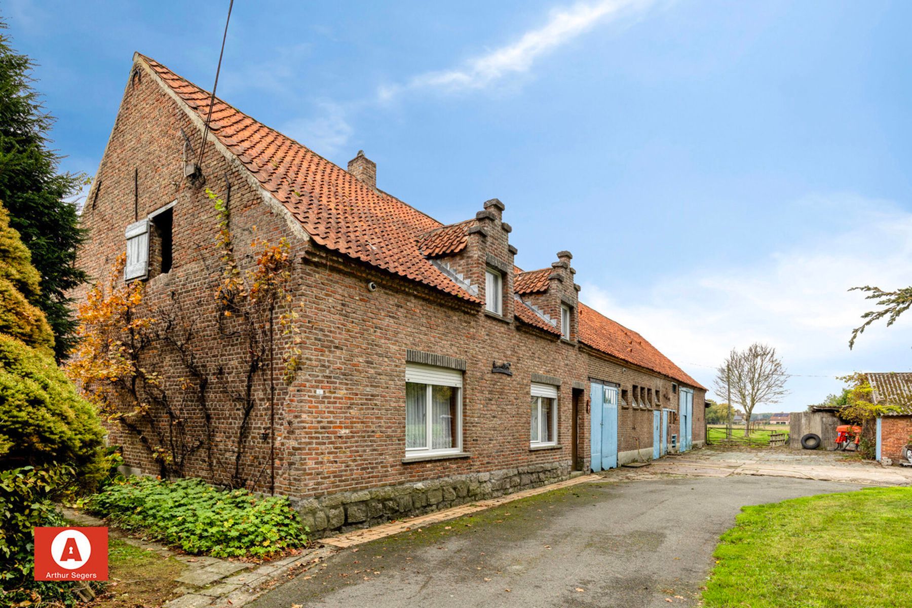 Hoofdfoto van de publicatie: Uniek gelegen hoeve met bijgebouwen en weiland op 1,49 ha