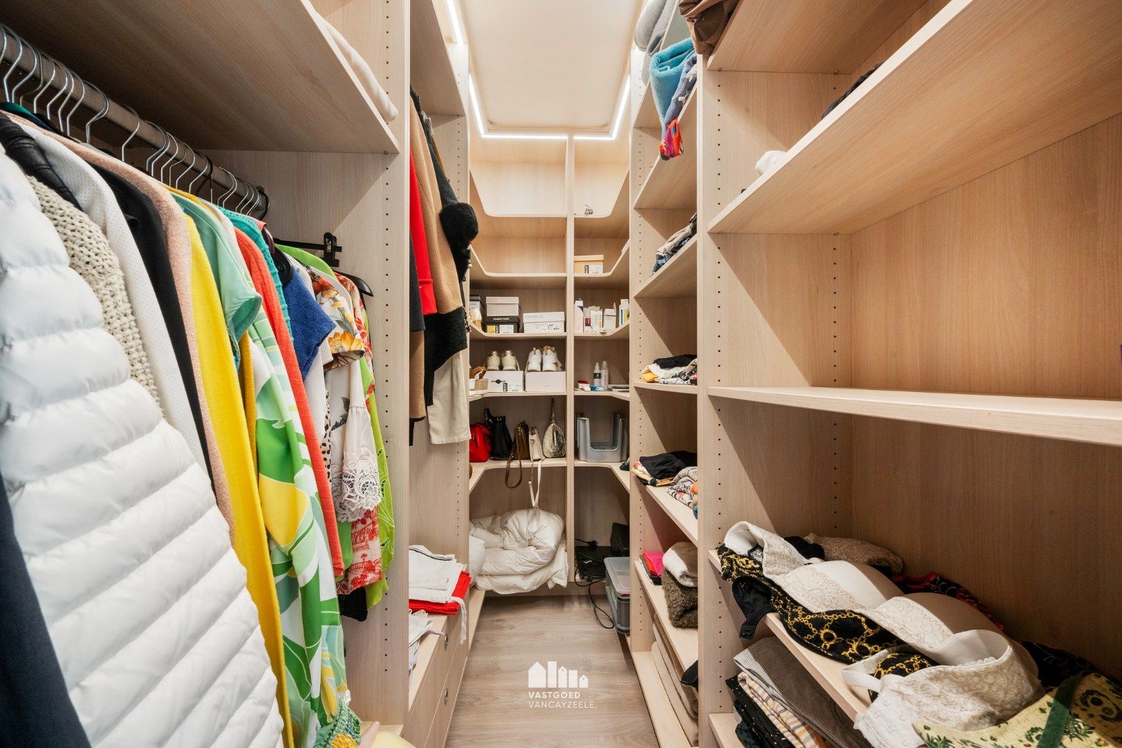 Goed onderhouden villa met grote tuin en twee garages op centrale ligging.   foto 17