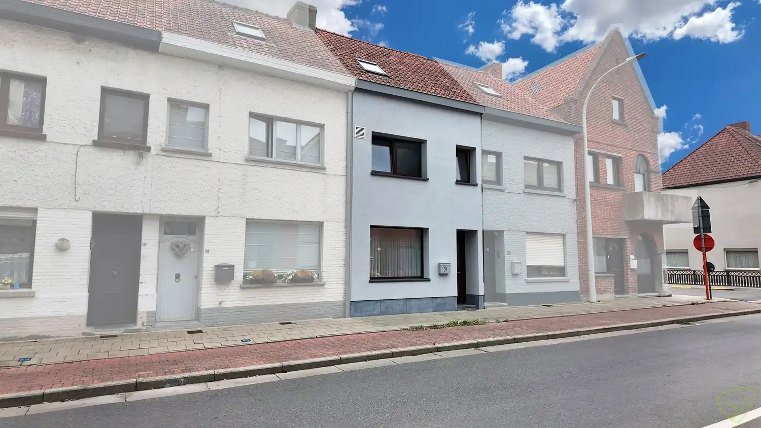 Instapklare en energiezuinige woning met stadstuin en garage te huur in Eeklo foto {{pictureIndex}}