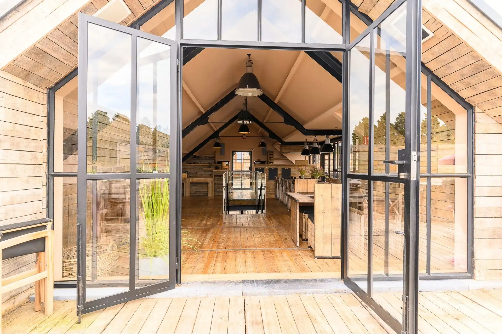 Instapklare handelsruimte van ca. 138 m² met een uitzonderlijk aangelegd terras van ca. 150 m², centraal gelegen in Reet. foto 8