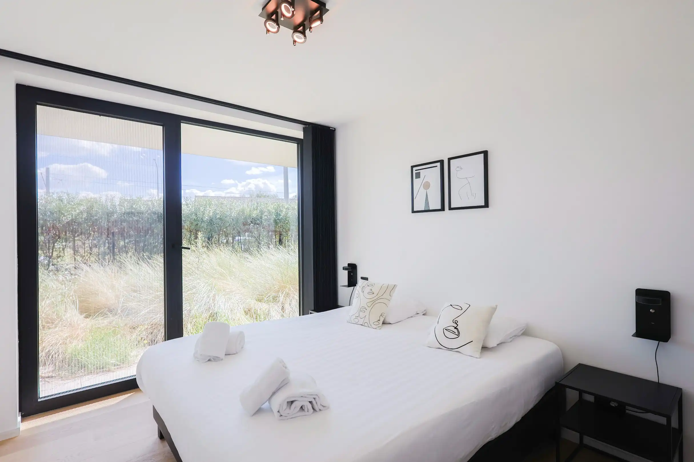 Modern gelijkvloers appartement in Groenendijk met ruim terras foto 11