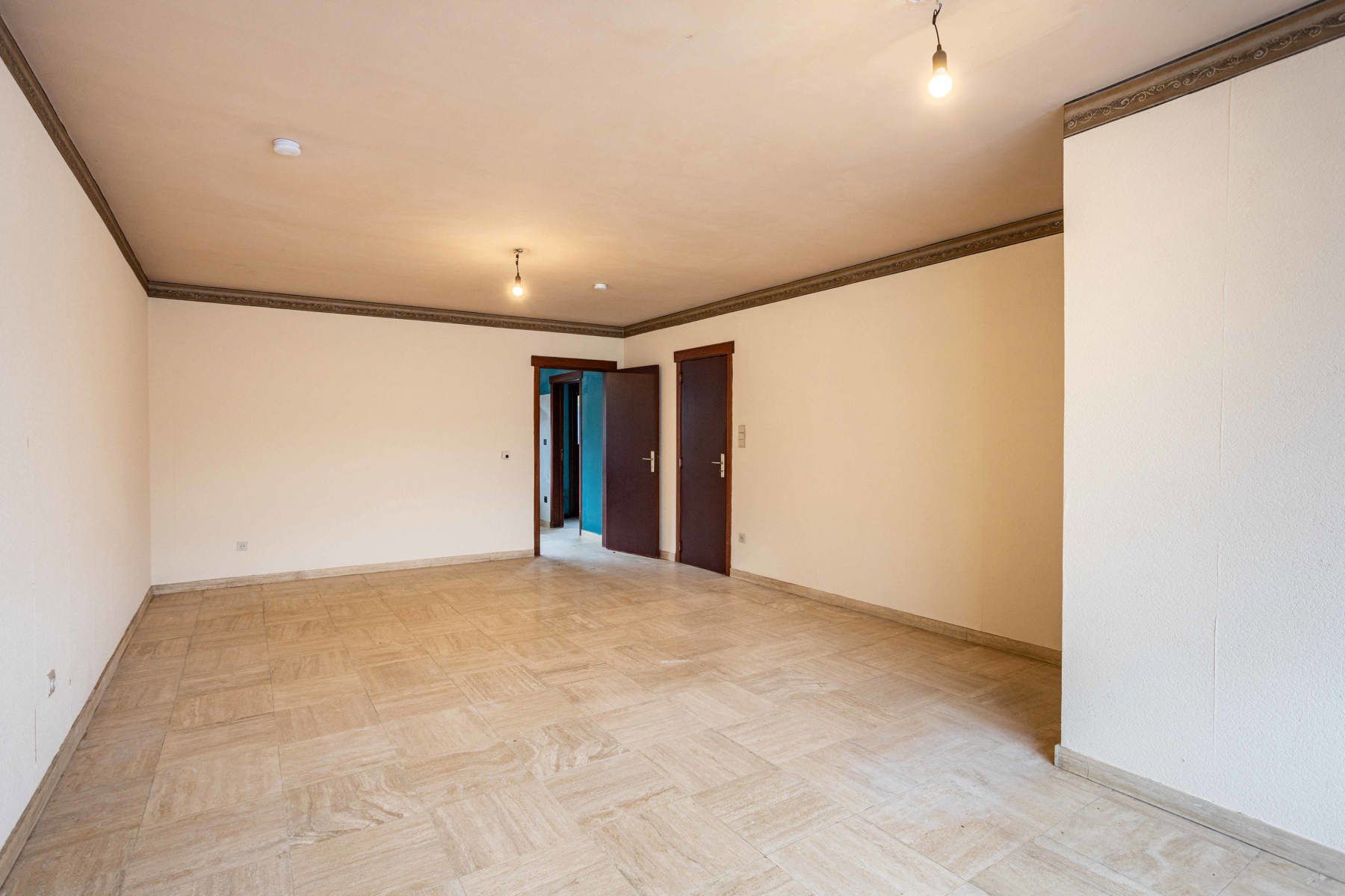 Gesloten bebouwing met garage en drie slaapkamers.  foto 3