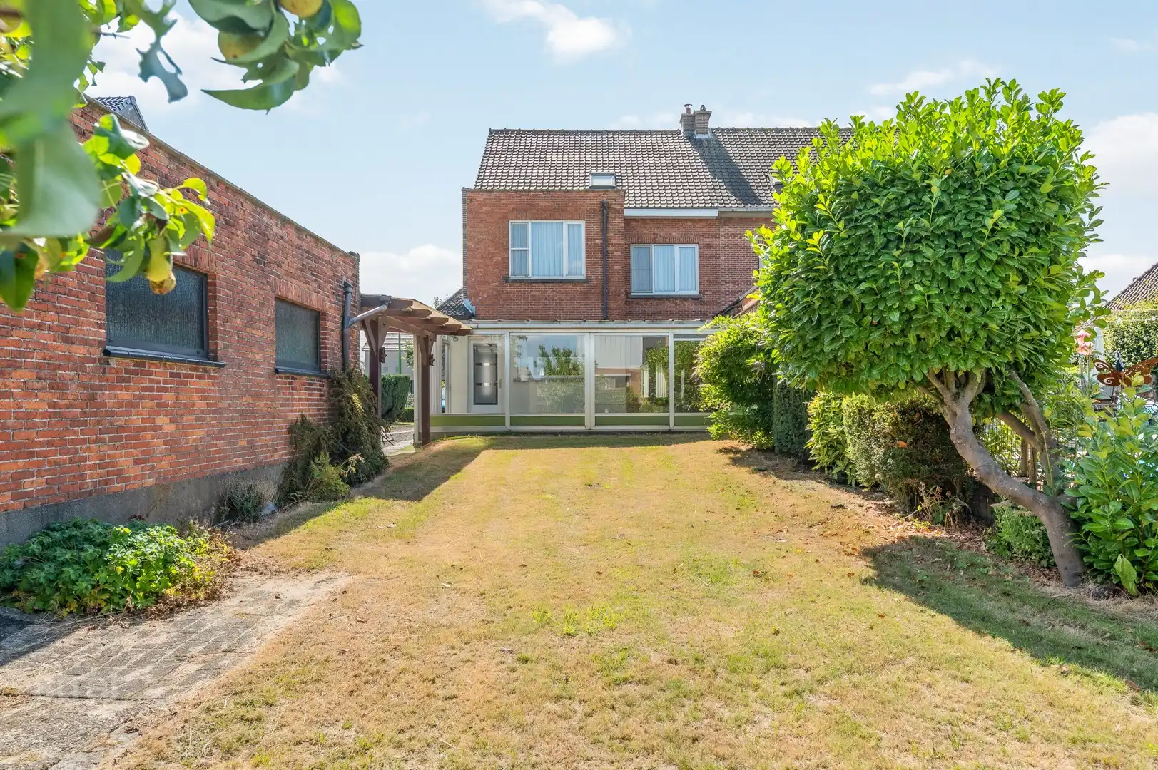 Ruime gezinswoning met grote tuin en tot vijf slaapkamers foto 10