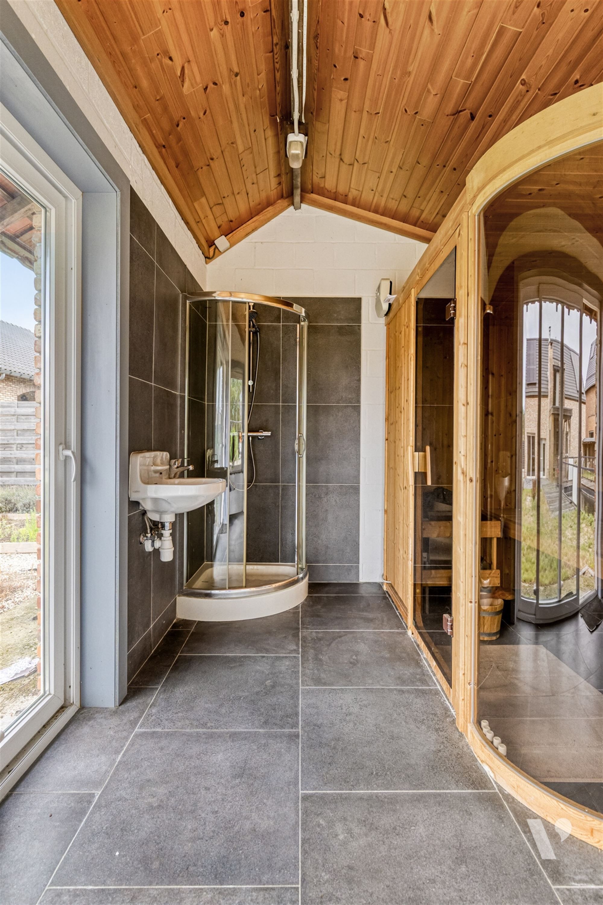 Prachtig gerenoveerde woning (279m²) met zwemvijver foto 41