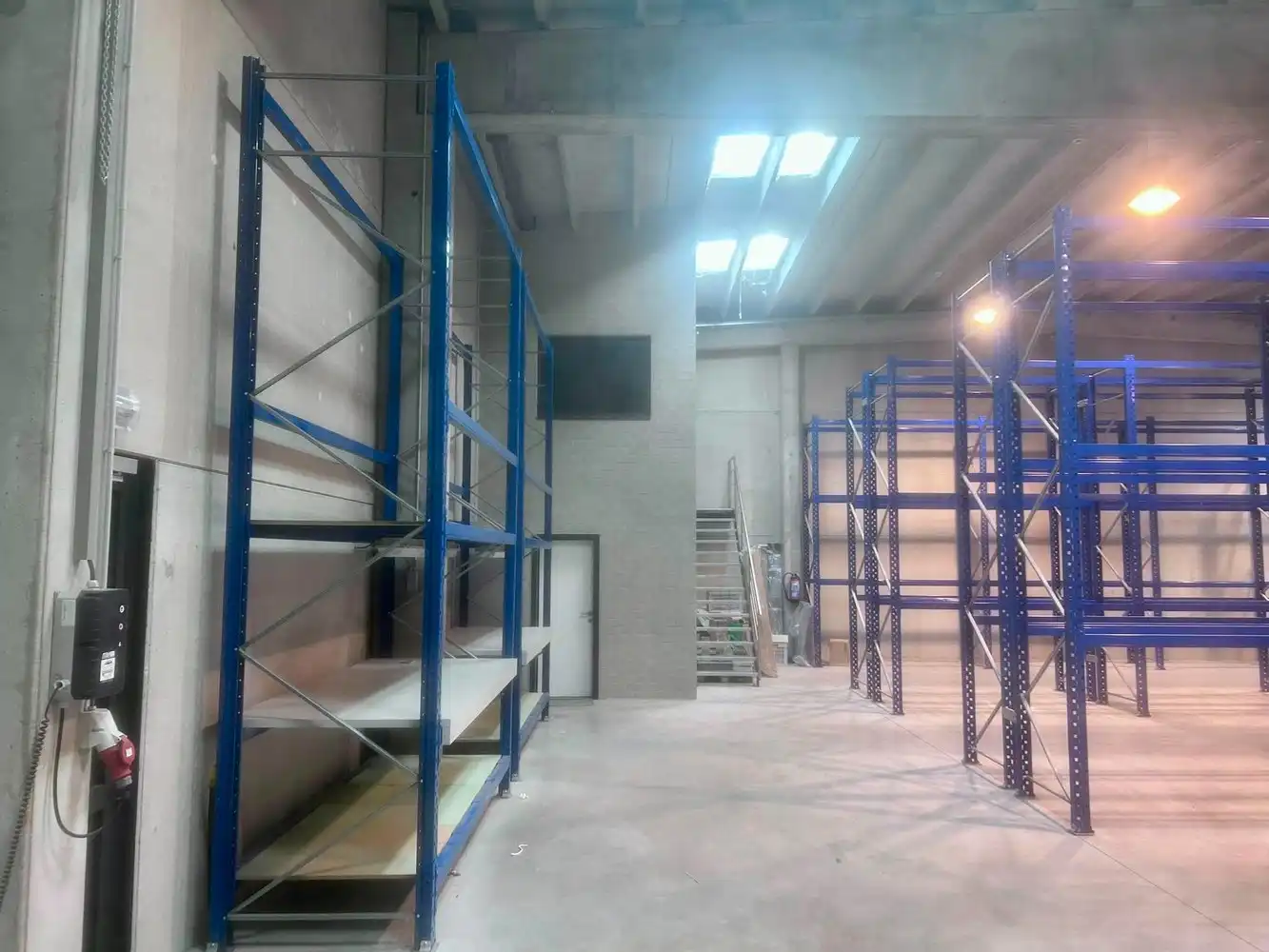 COMPLEET INSTAPKLAAR MAGAZIJN MET BUREEL 400 M2 EN PARKING foto 8