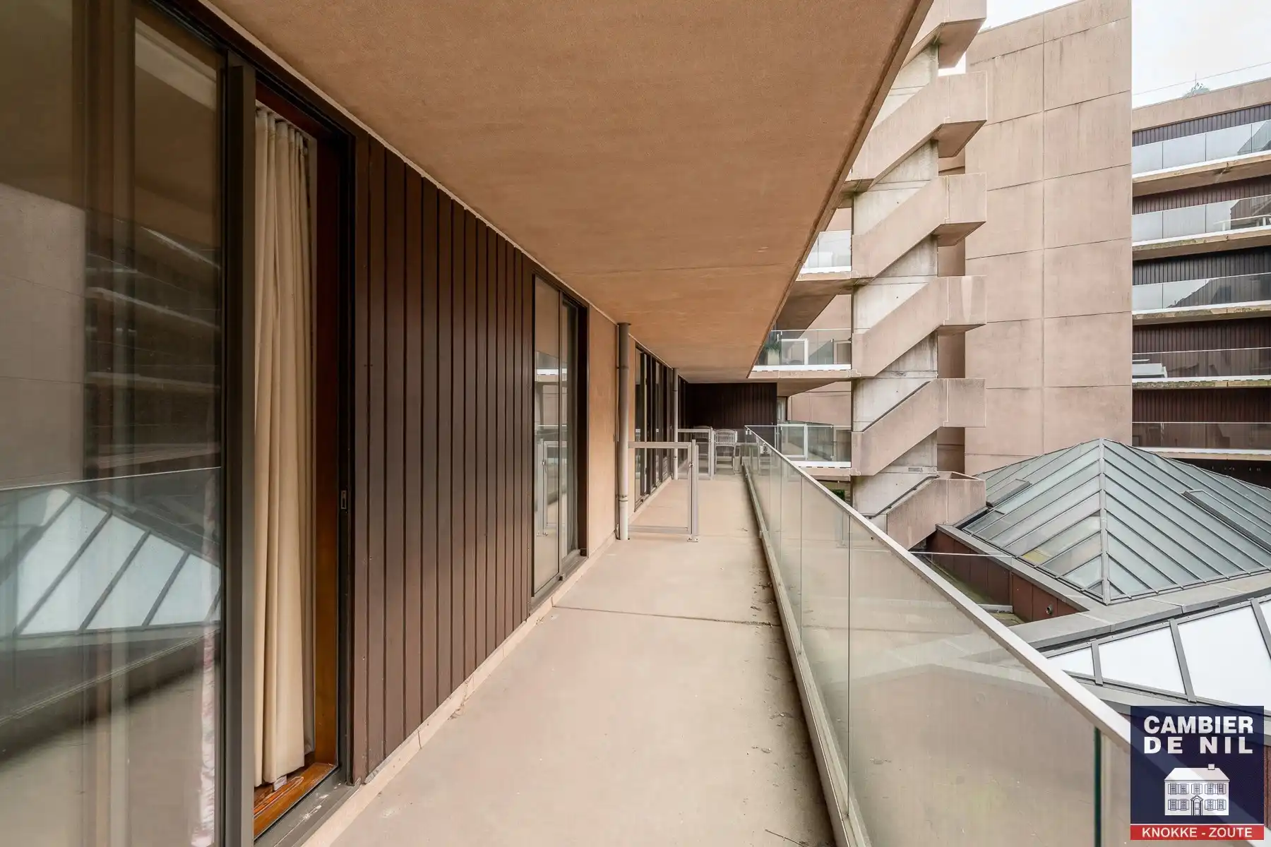 Gemeubeld appartement met frontaal zeezicht aan het Vanbunnenplein foto 27